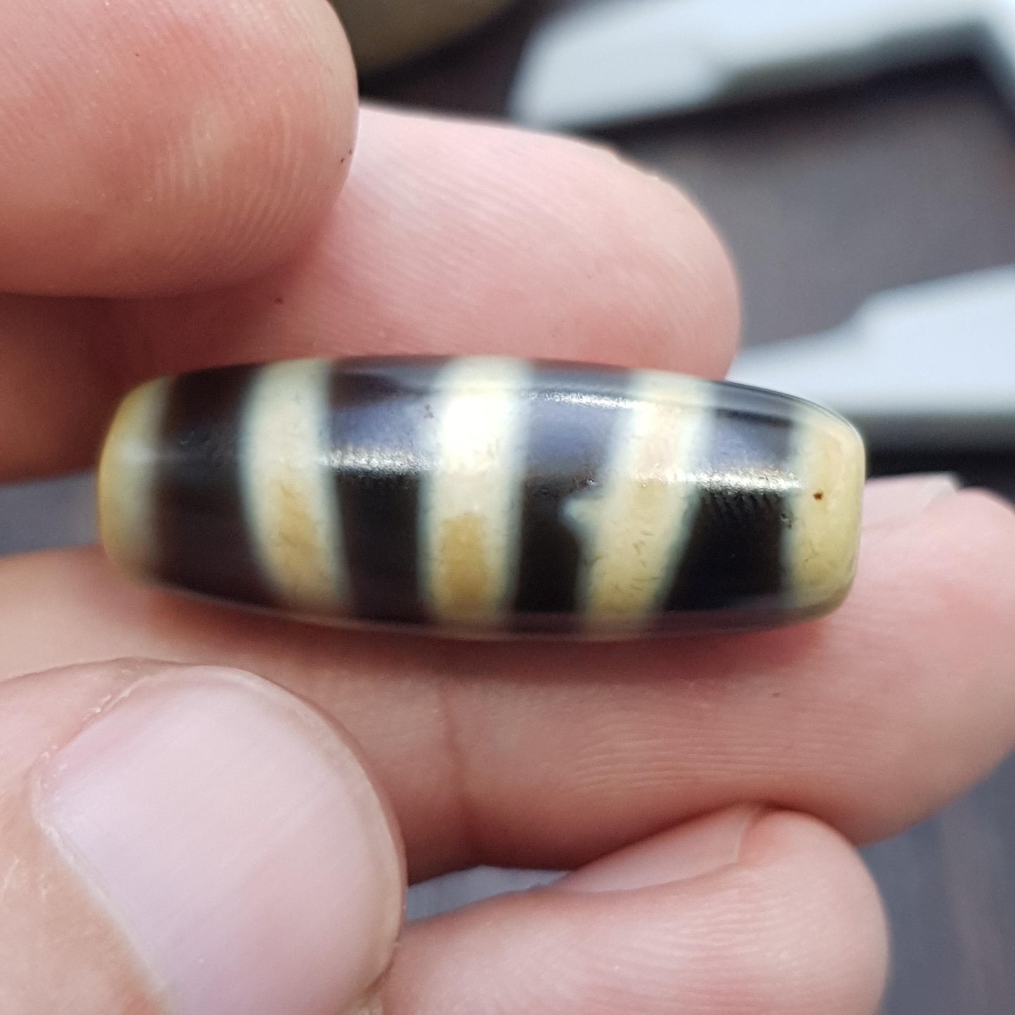 4 lines pattern agate dzi bead: antique himalayan spiritual charm amulet