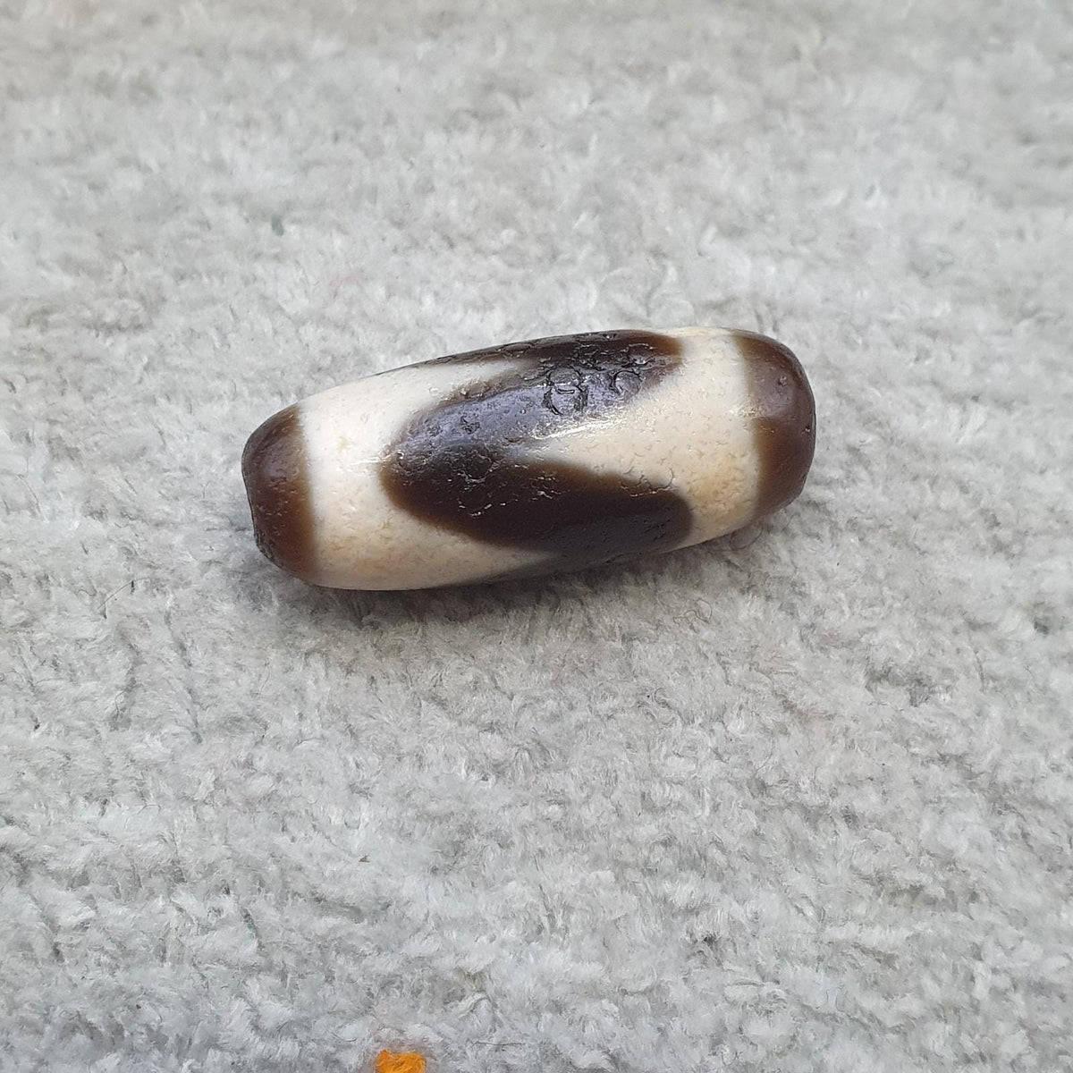Old tibetan dogtooth eyes agate stone dzi bead amulet