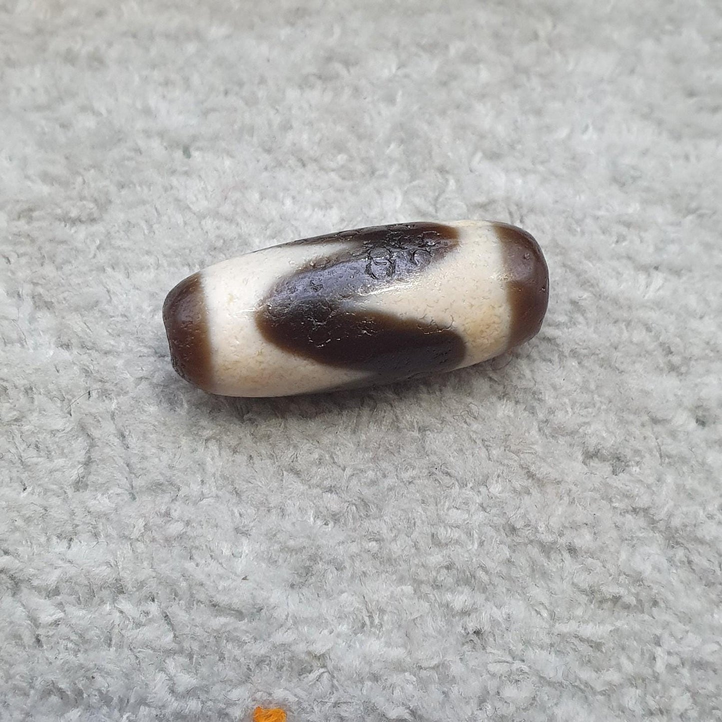 Old tibetan dogtooth eyes agate stone dzi bead amulet