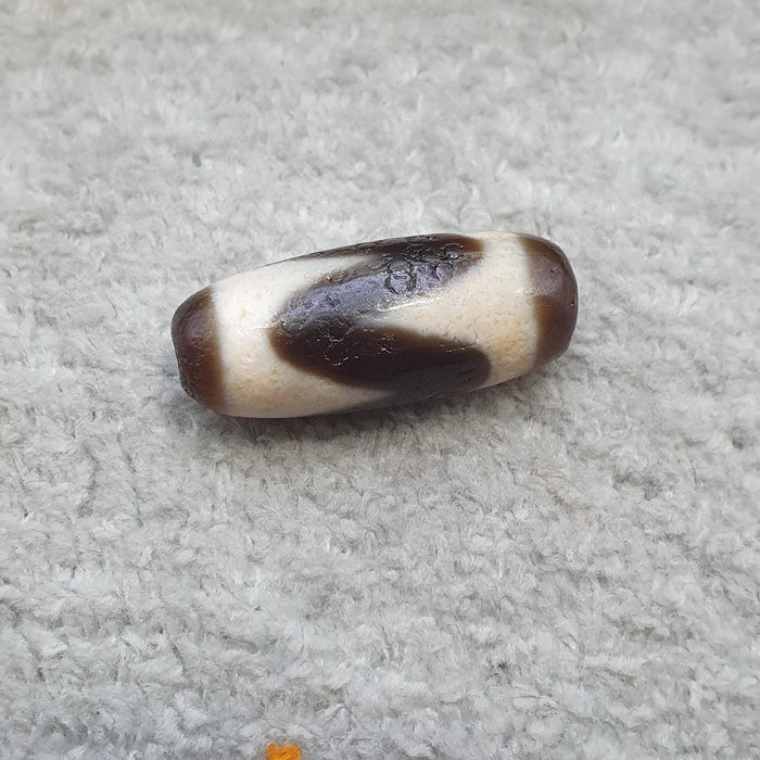 Old tibetan dogtooth eyes agate stone dzi bead amulet