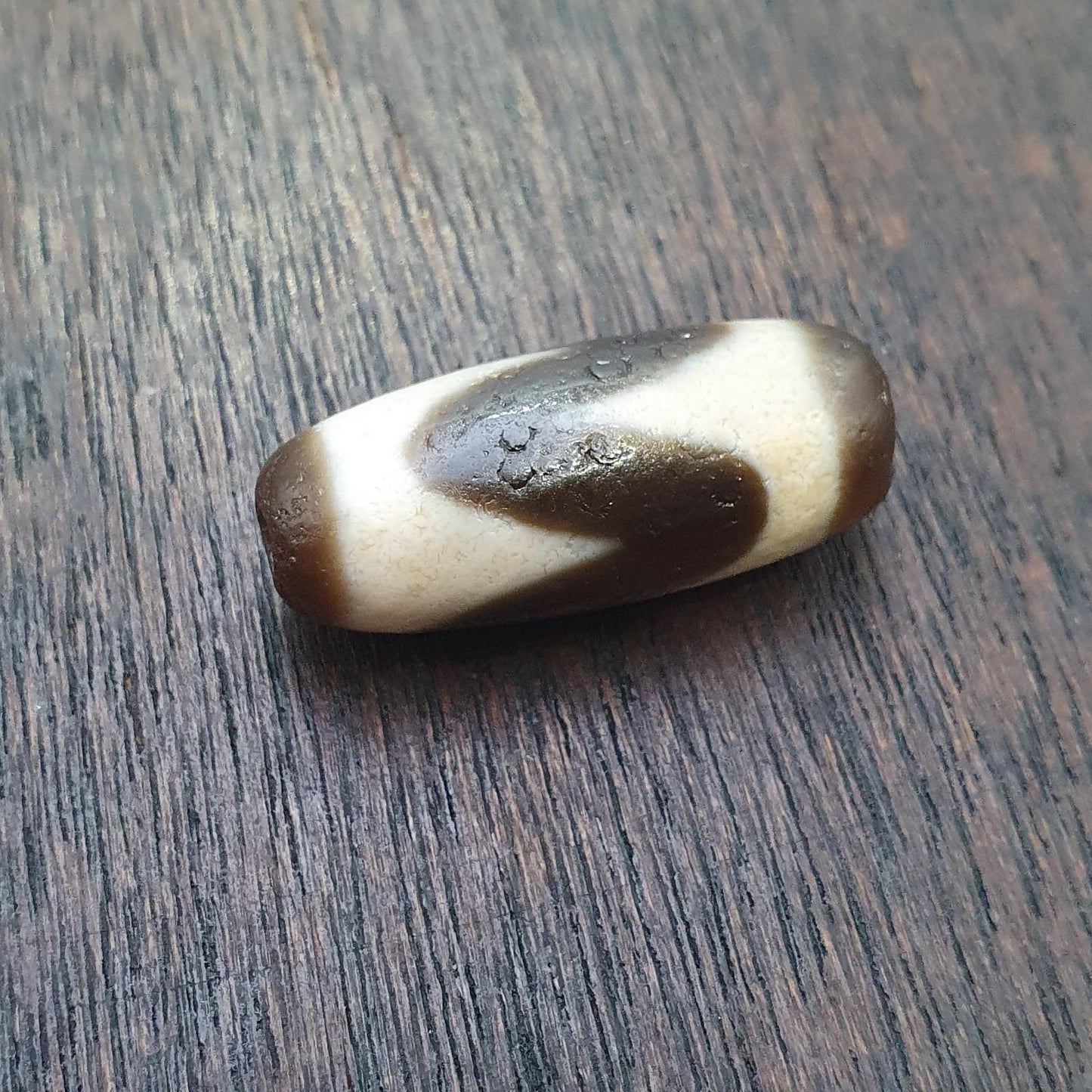 Old tibetan dogtooth eyes agate stone dzi bead amulet