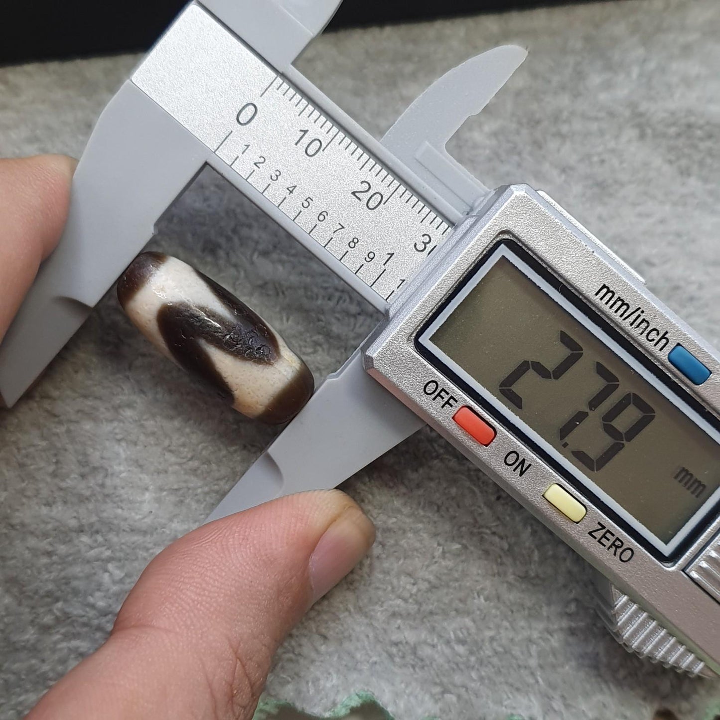 Old tibetan dogtooth eyes agate stone dzi bead amulet