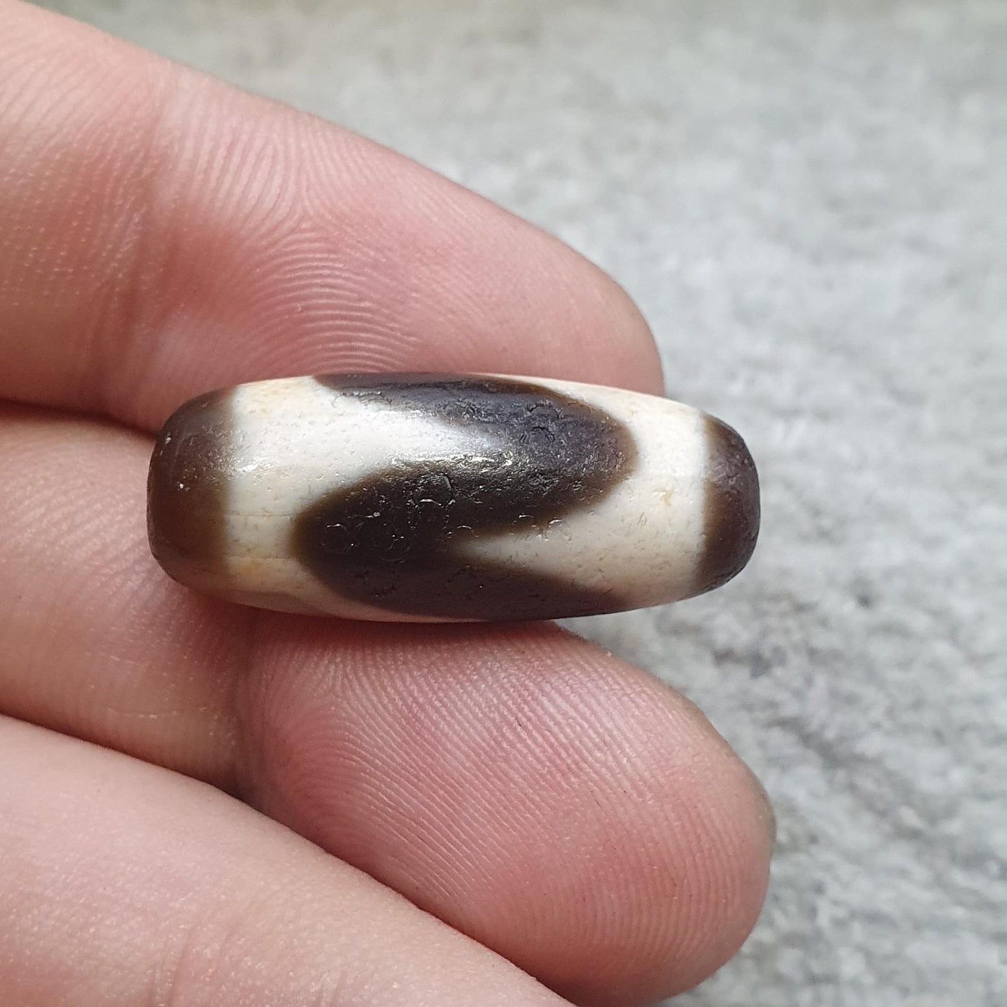 Old tibetan dogtooth eyes agate stone dzi bead amulet