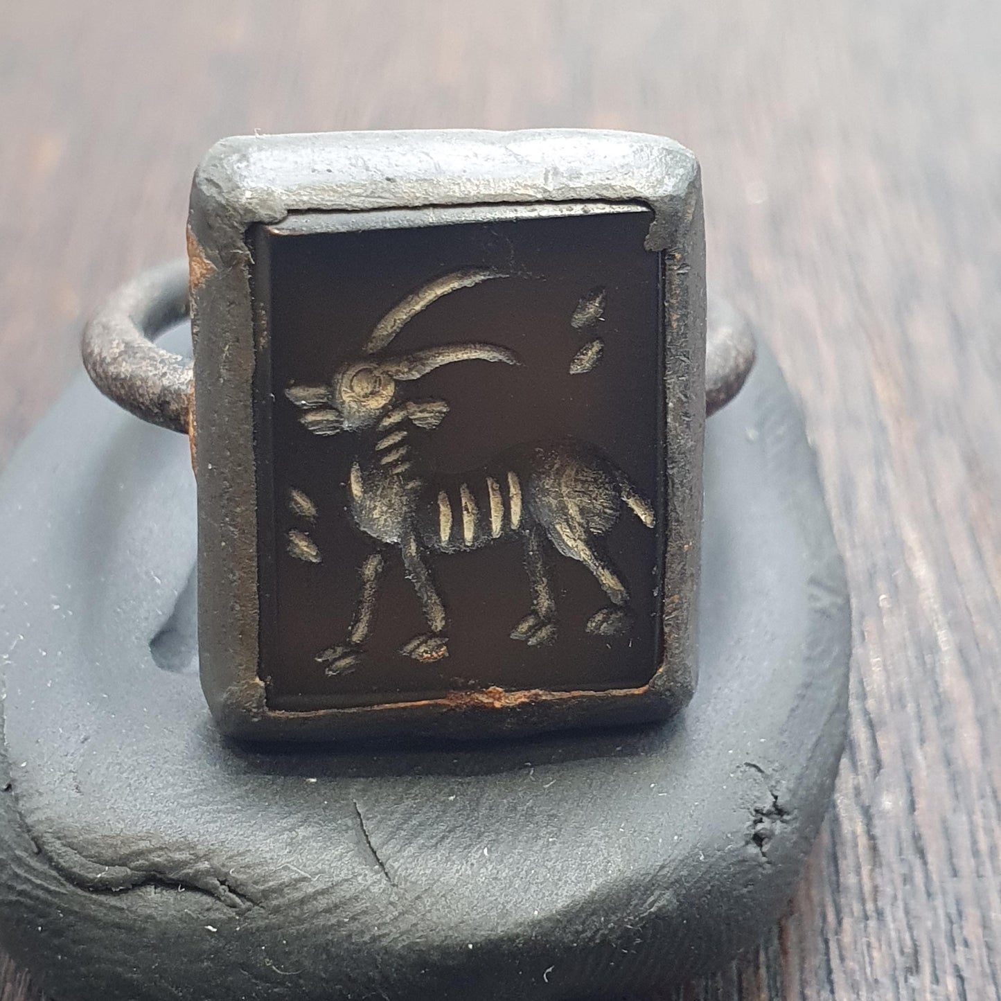 Antique Style Agate Intaglio Ring – Mythical Animal Carved Gemstone Bronze ring