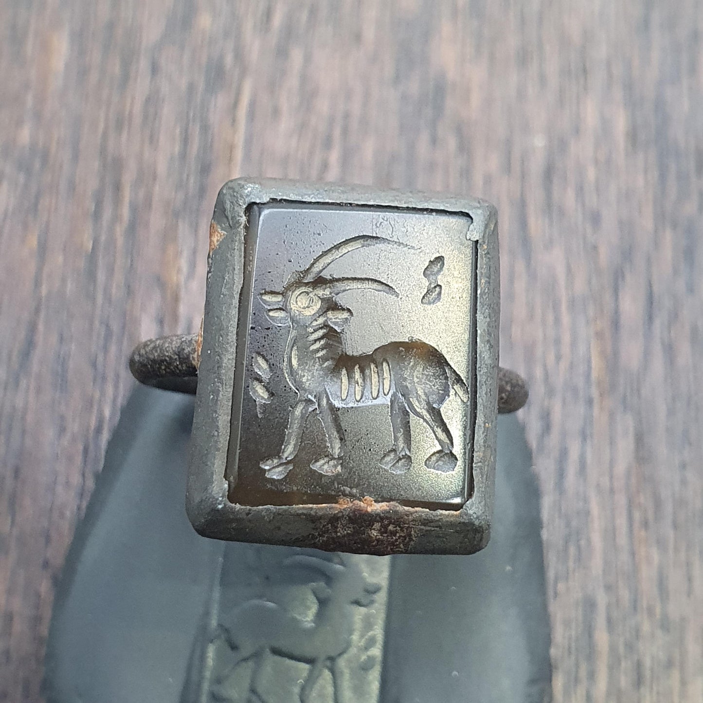 Antique Style Agate Intaglio Ring – Mythical Animal Carved Gemstone Bronze ring