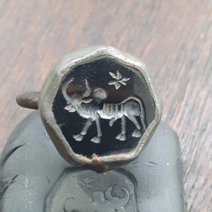 Antique Style Agate Intaglio Ring – Mythical OX & Star Symbol Bronze ring