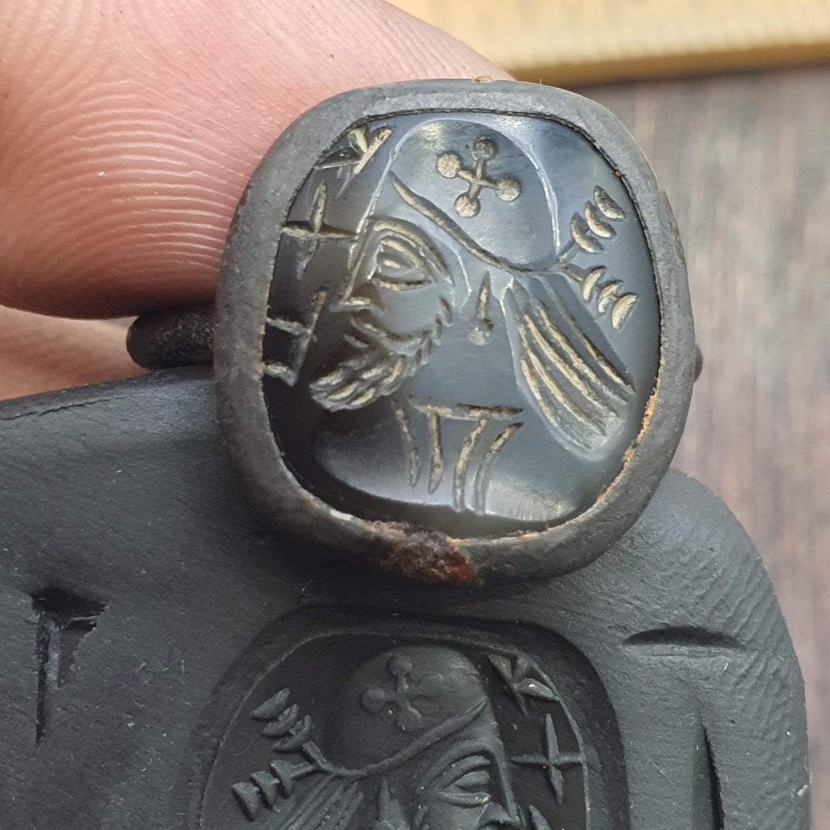 Antique Style Agate Intaglio Ring – Mythical King Symbol Bronze ring