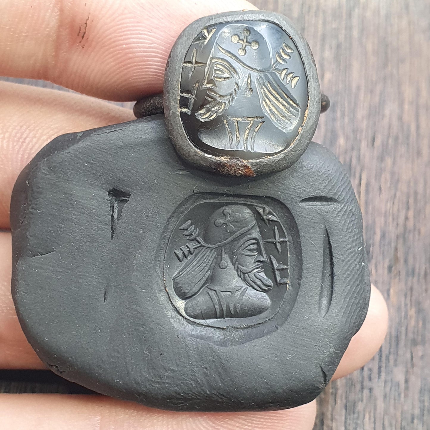 Antique Style Agate Intaglio Ring – Mythical King Symbol Bronze ring