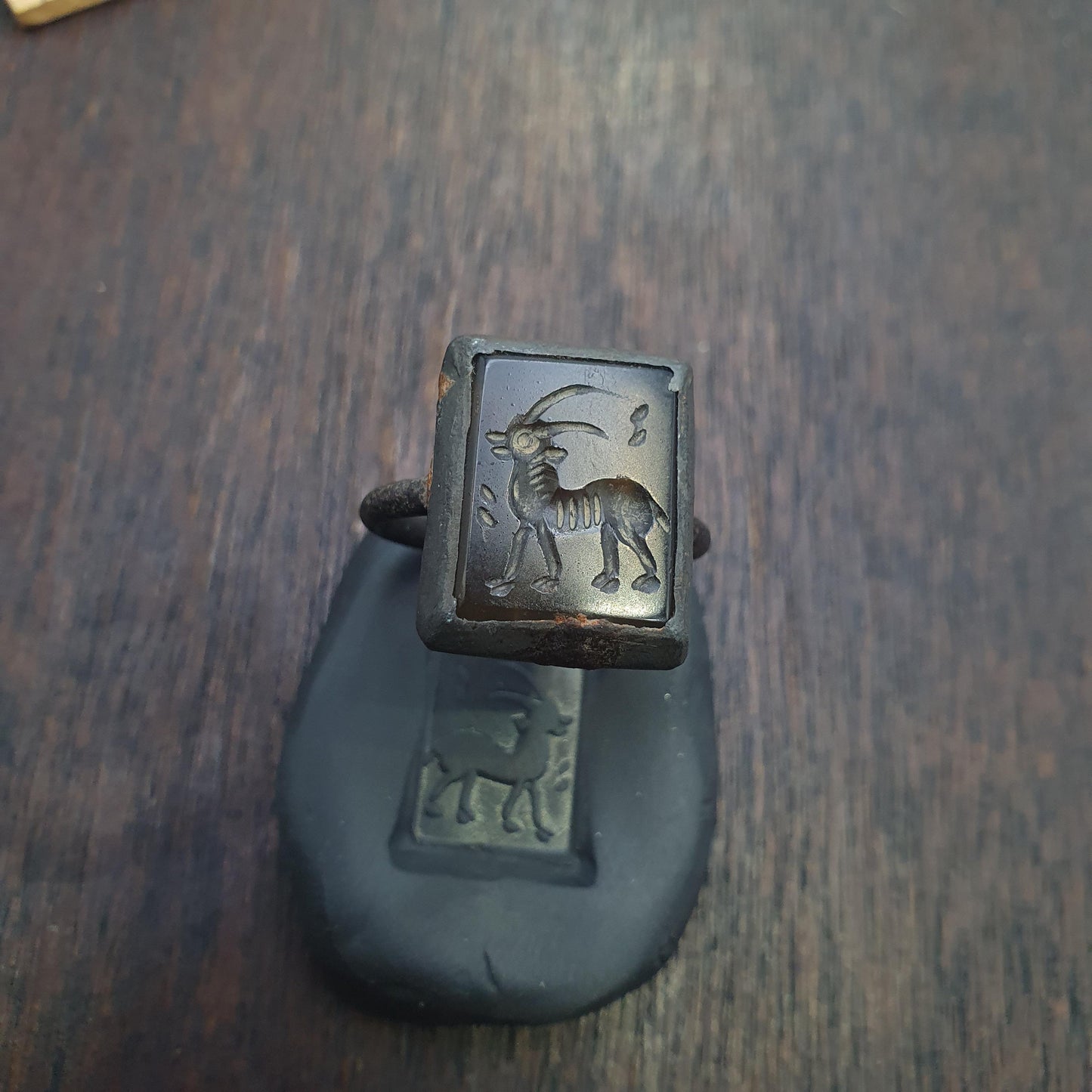 Antique Style Agate Intaglio Ring – Mythical Animal Carved Gemstone Bronze ring