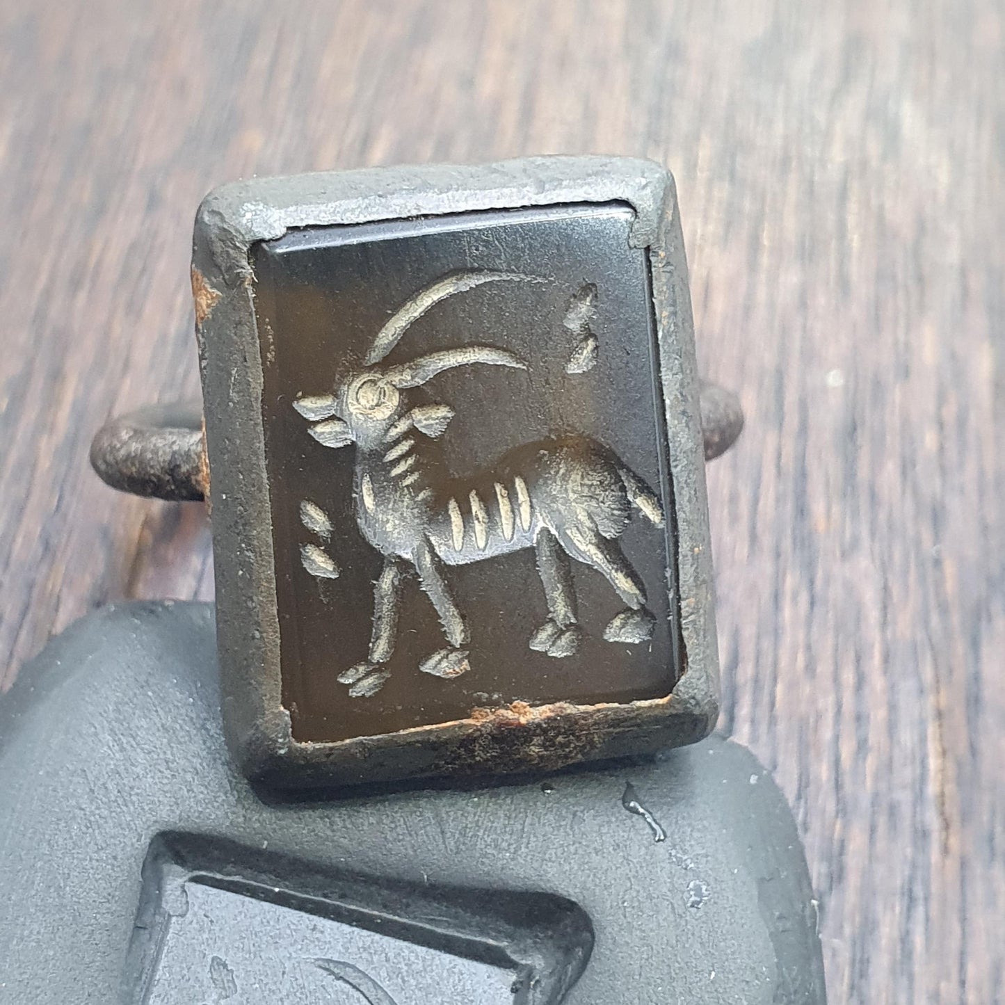 Antique Style Agate Intaglio Ring – Mythical Animal Carved Gemstone Bronze ring