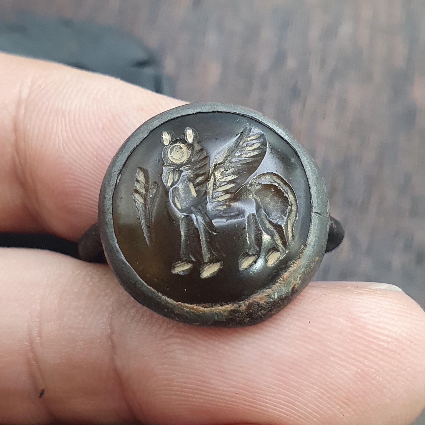 Antique Style Agate Intaglio Ring – Mythical Animal Symbol Bronze ring