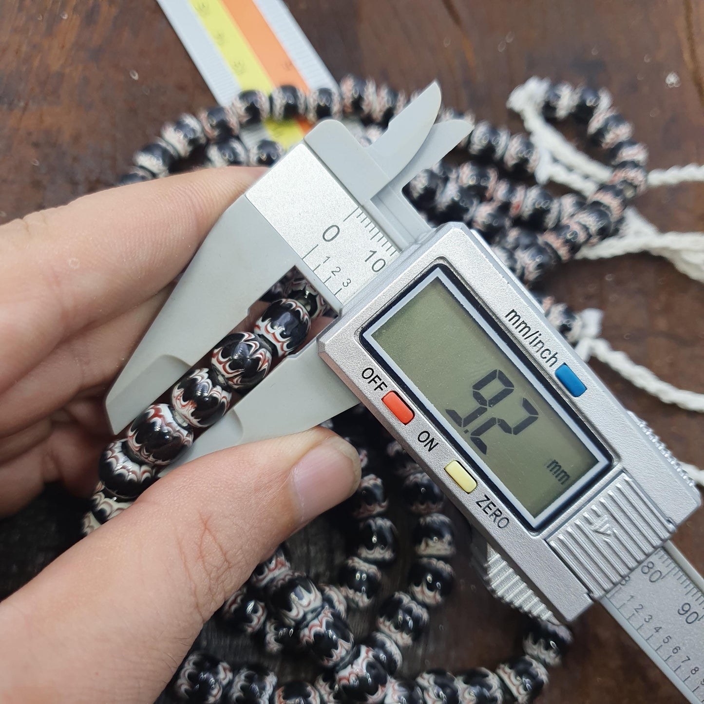 Black White Feathered African Style Round Glass Chevron Pattern Beads Strand