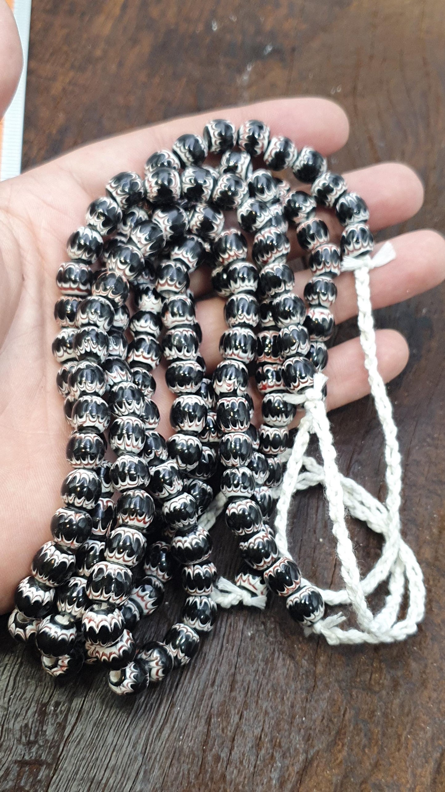 Black White Feathered African Style Round Glass Chevron Pattern Beads Strand