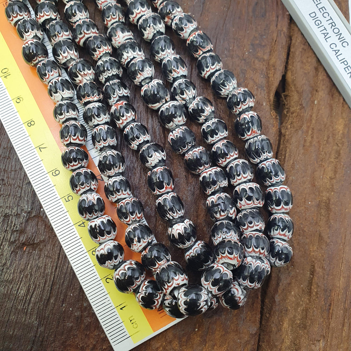 Black White Feathered African Style Round Glass Chevron Pattern Beads Strand