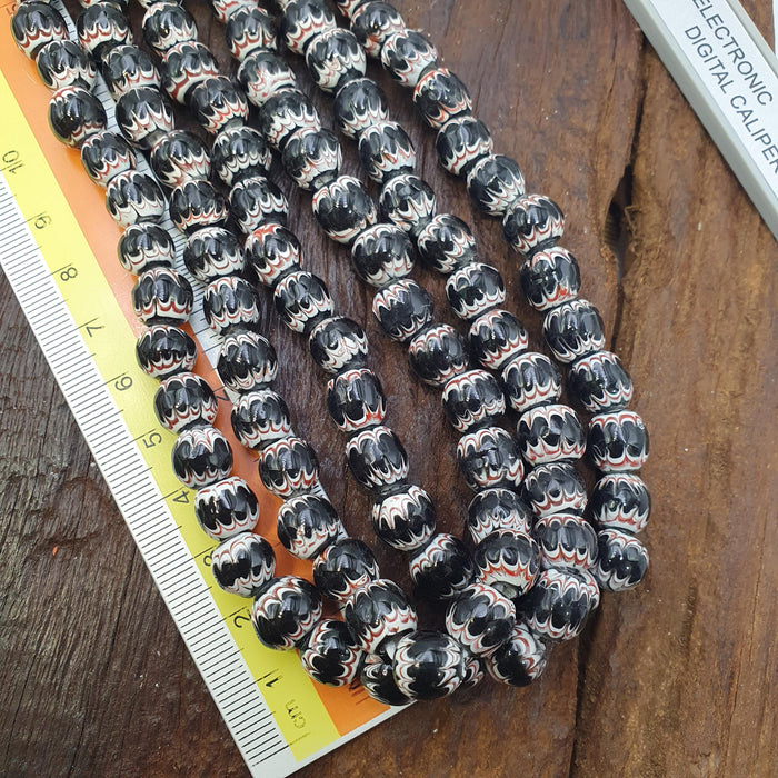 Black White Feathered African Style Round Glass Chevron Pattern Beads Strand
