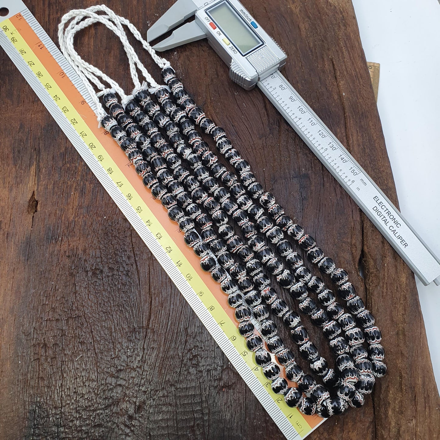 Black White Feathered African Style Round Glass Chevron Pattern Beads Strand