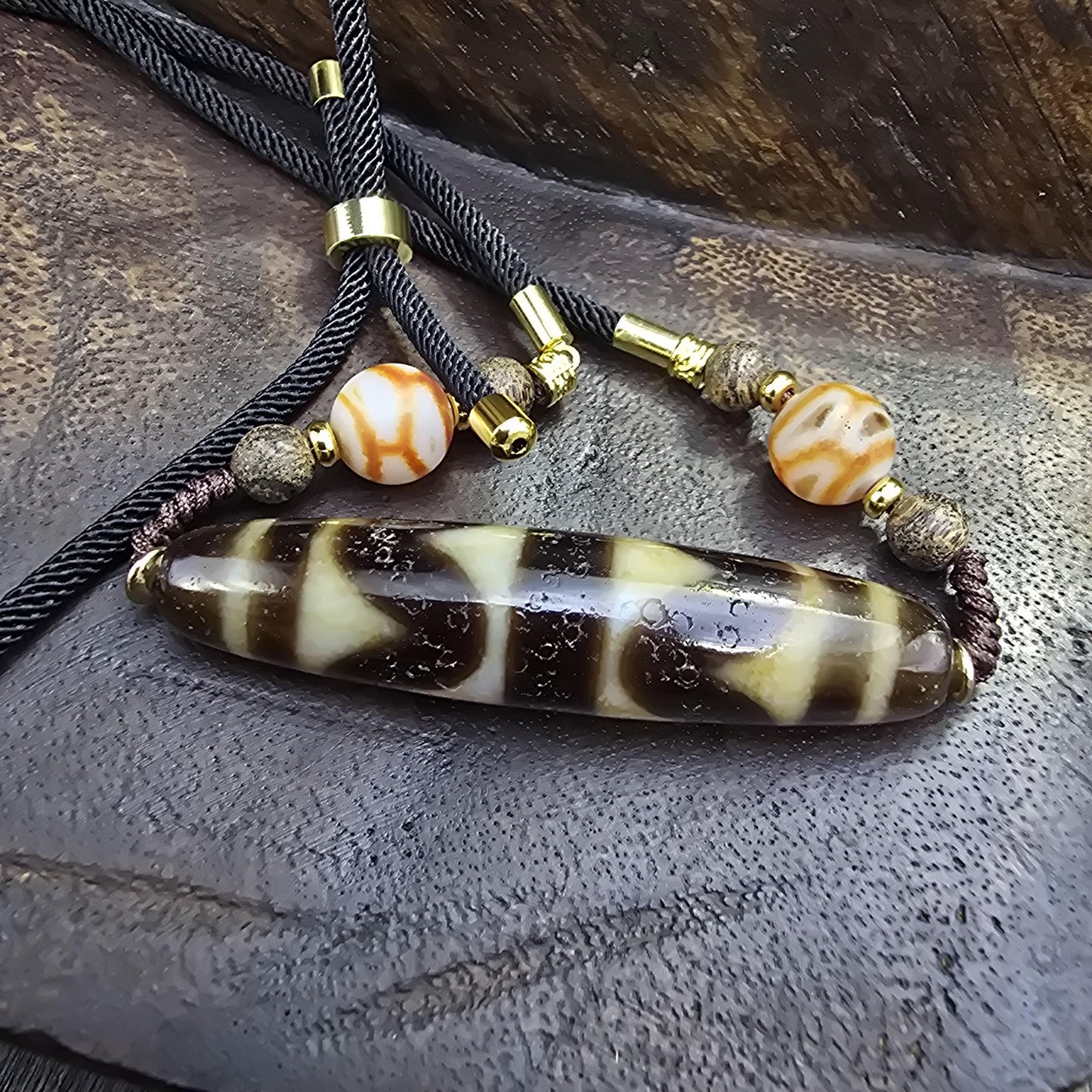 Tiger Tooth Pattern Dzi Bead Necklace Tibetan Agate Gzi Wealth Amulet, Collectible Agate