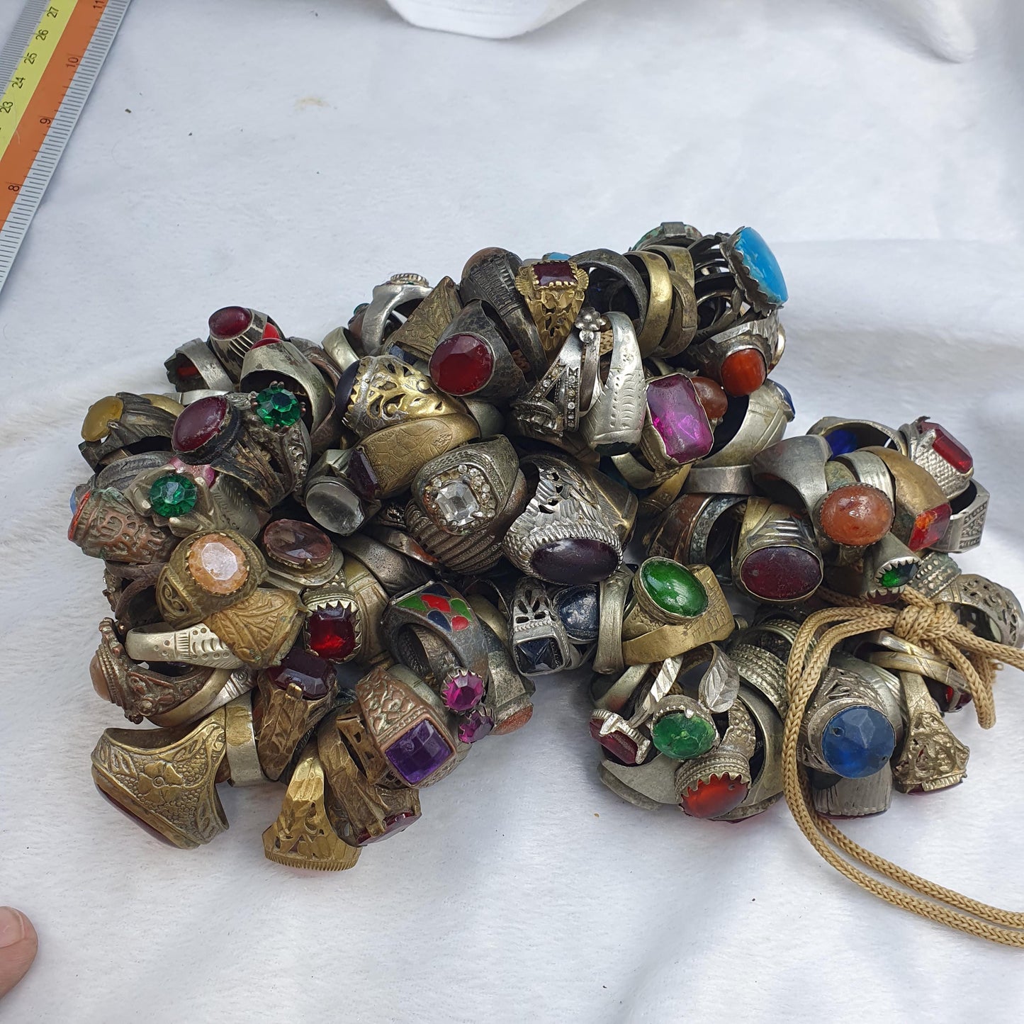 lot 155 Pieces Antique vintage rings with agate, Glass and Resin center Stones