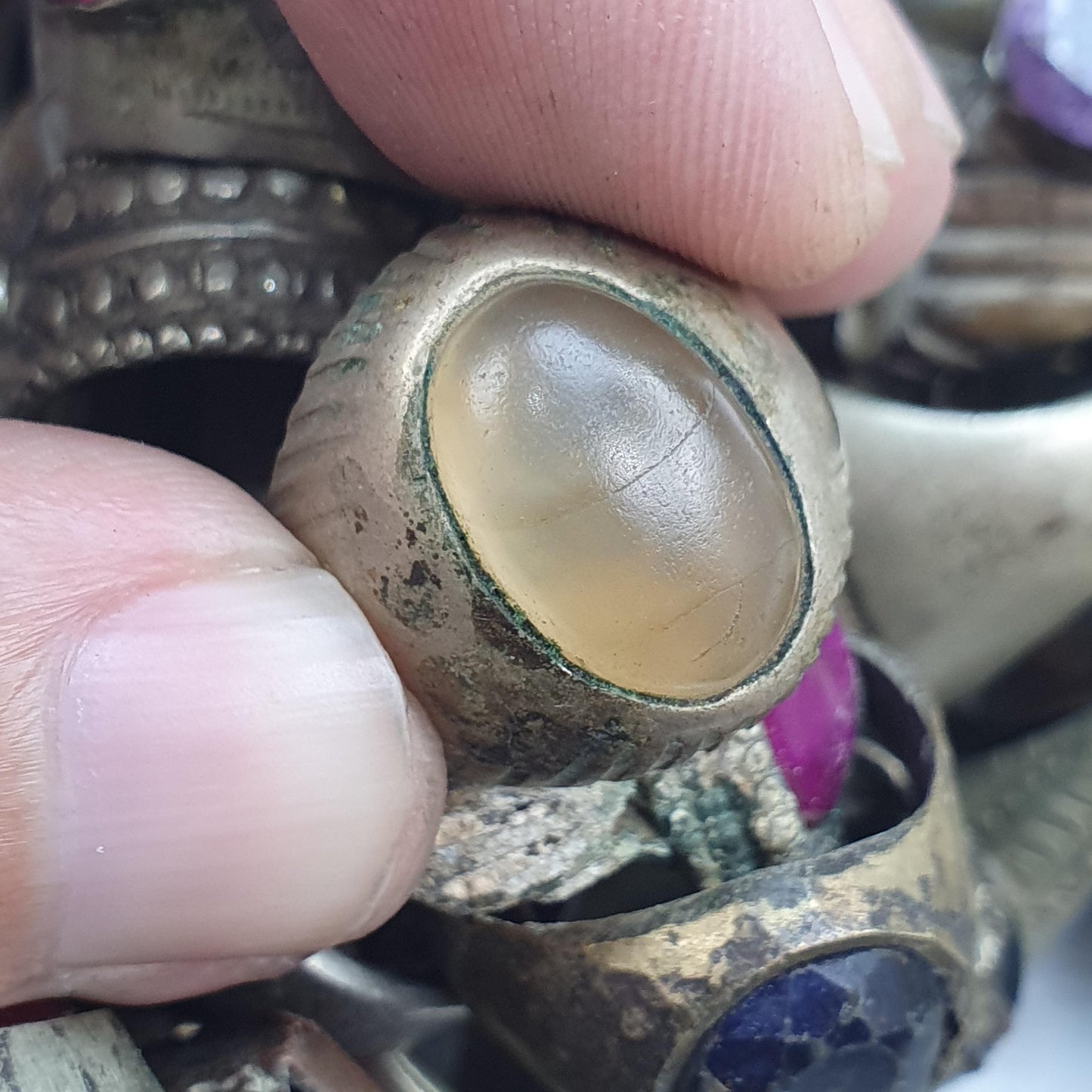 lot 155 Pieces Antique vintage rings with agate, Glass and Resin center Stones