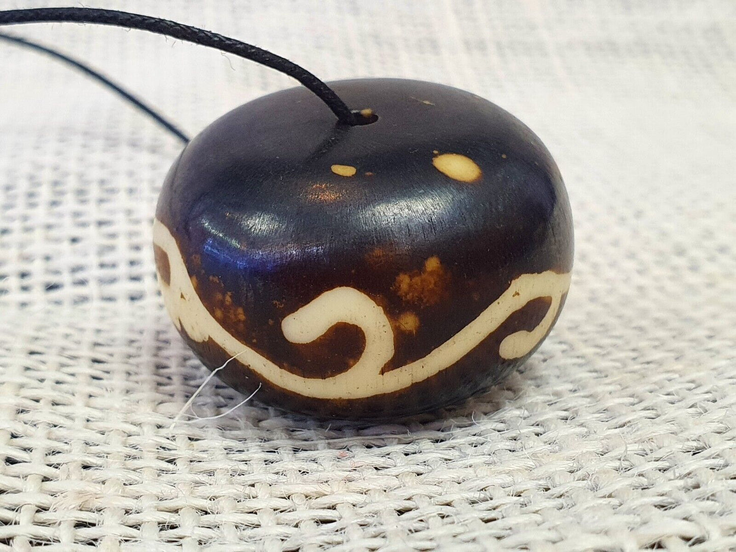 Vintage afrikanische Stammes-Perle aus gefärbtem Knochen, große Perle, perfekter Zustand, 34 x 21 mm