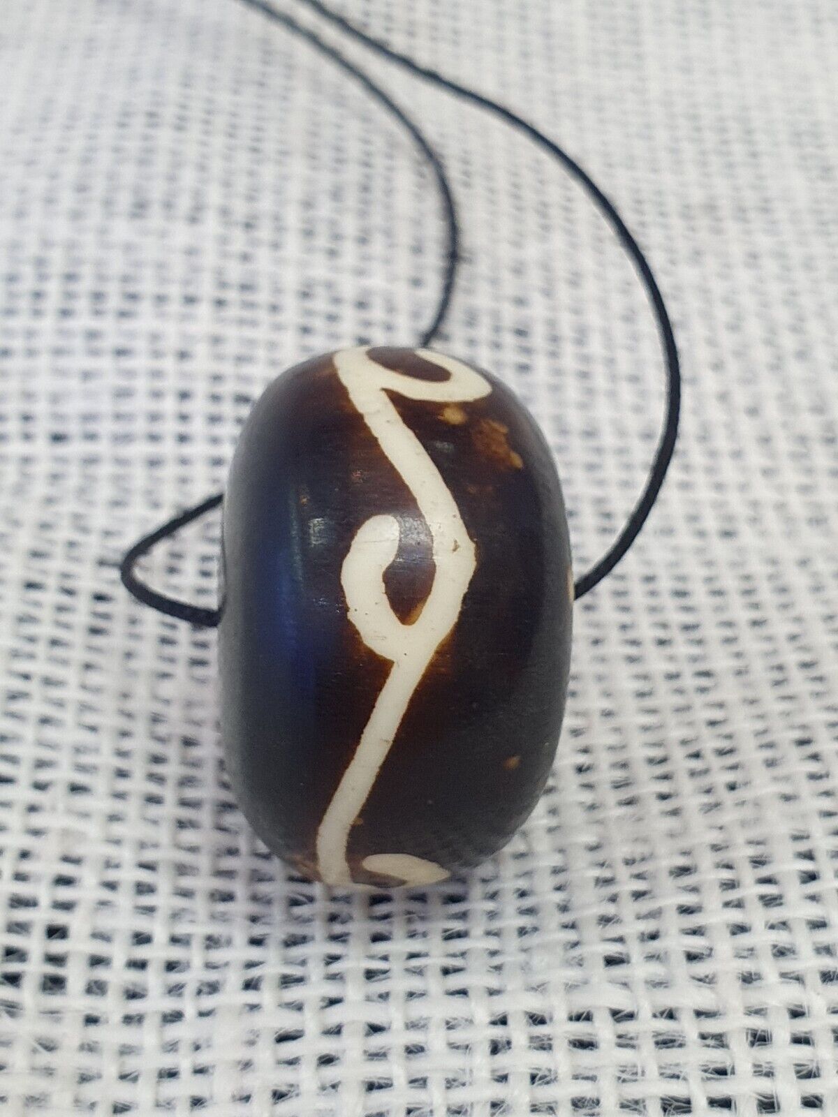 Vintage afrikanische Stammes-Perle aus gefärbtem Knochen, große Perle, perfekter Zustand, 34 x 21 mm