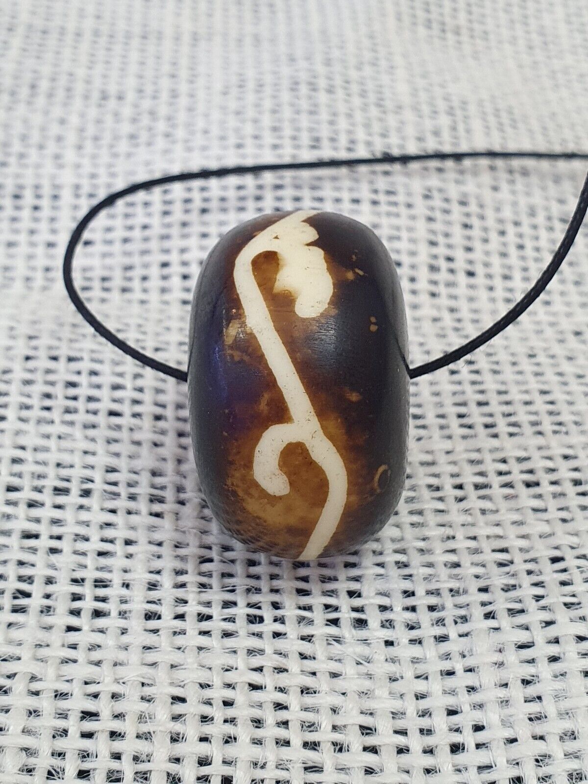 Vintage afrikanische Stammes-Perle aus gefärbtem Knochen, große Perle, perfekter Zustand, 34 x 21 mm