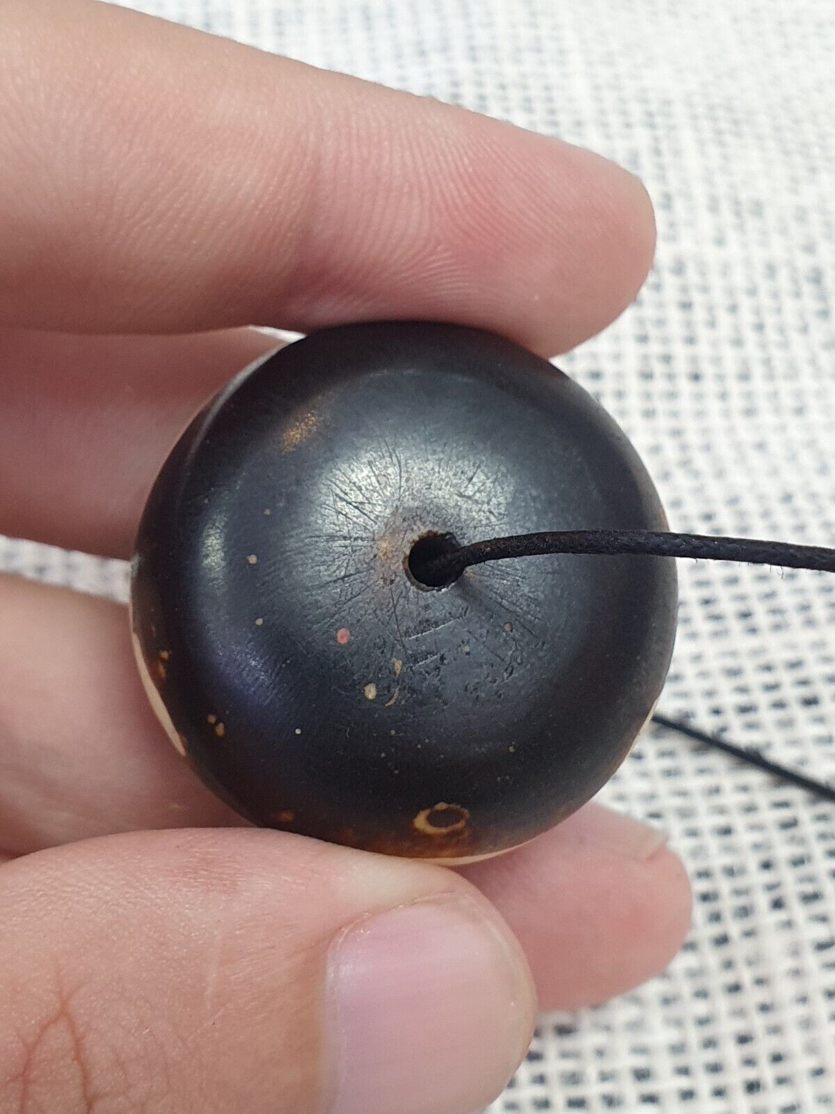 Vintage afrikanische Stammes-Perle aus gefärbtem Knochen, große Perle, perfekter Zustand, 34 x 21 mm