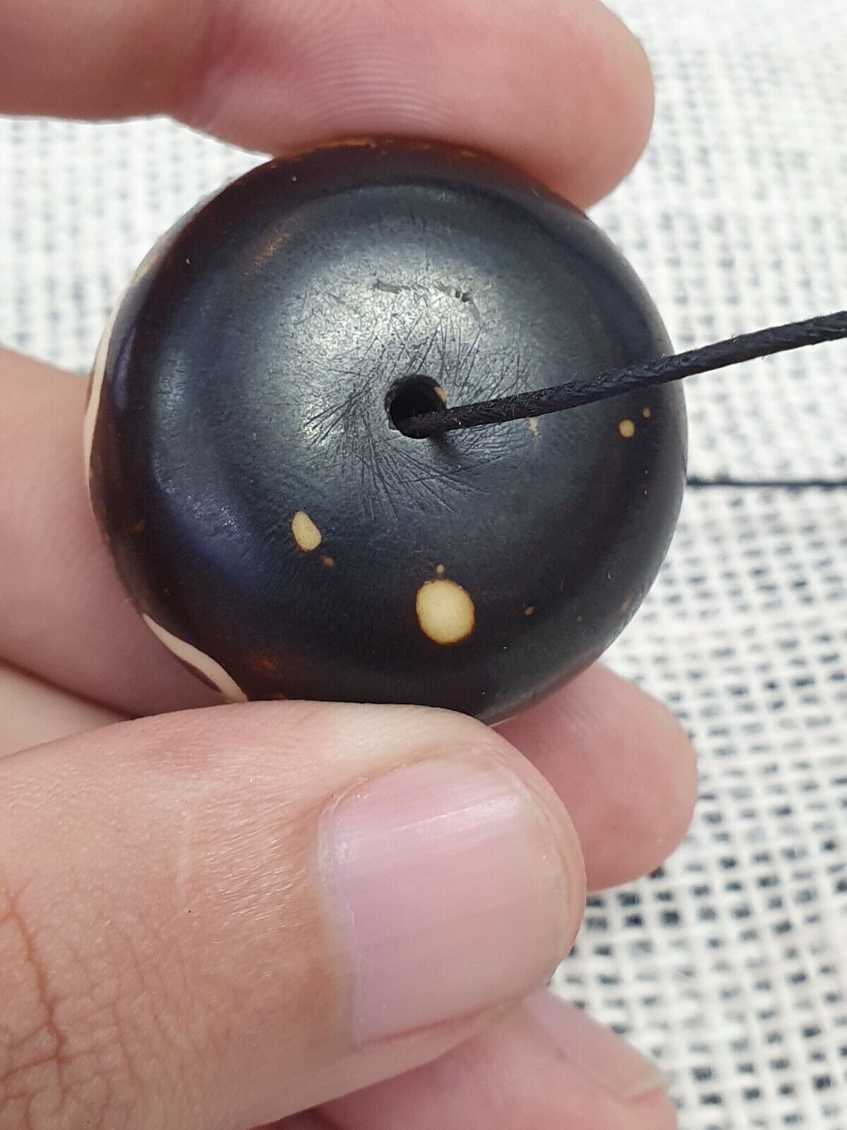 Vintage afrikanische Stammes-Perle aus gefärbtem Knochen, große Perle, perfekter Zustand, 34 x 21 mm