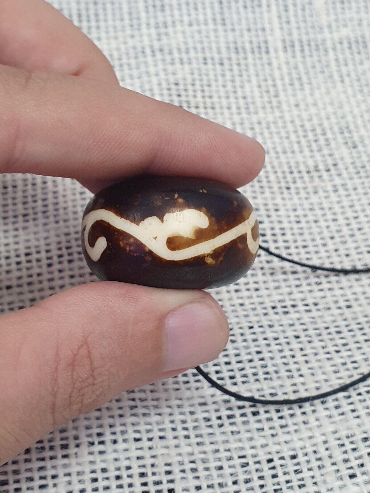 Vintage afrikanische Stammes-Perle aus gefärbtem Knochen, große Perle, perfekter Zustand, 34 x 21 mm