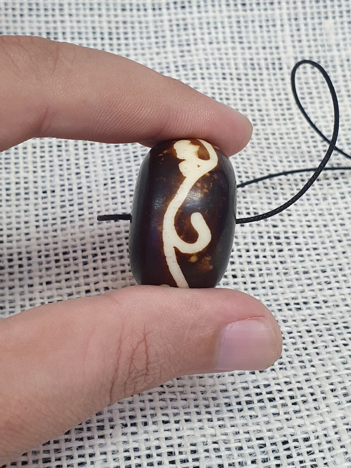 Vintage afrikanische Stammes-Perle aus gefärbtem Knochen, große Perle, perfekter Zustand, 34 x 21 mm