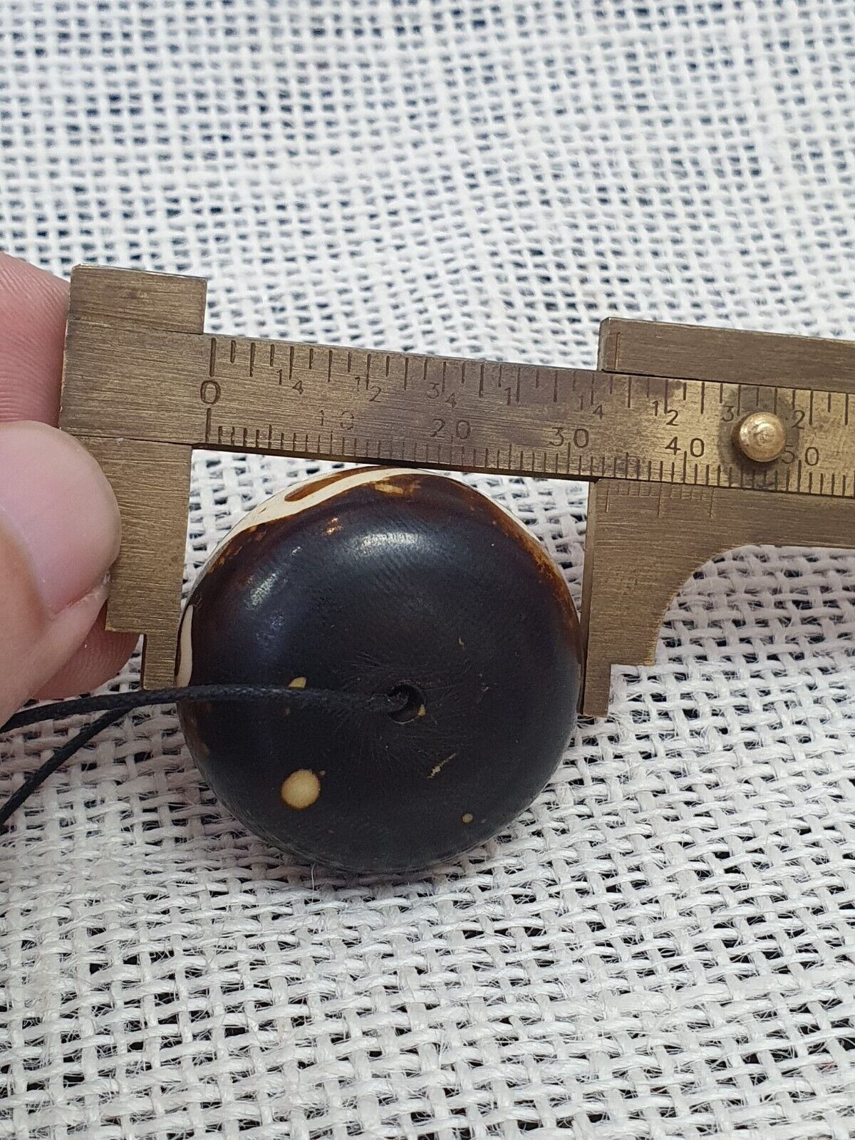 Vintage afrikanische Stammes-Perle aus gefärbtem Knochen, große Perle, perfekter Zustand, 34 x 21 mm