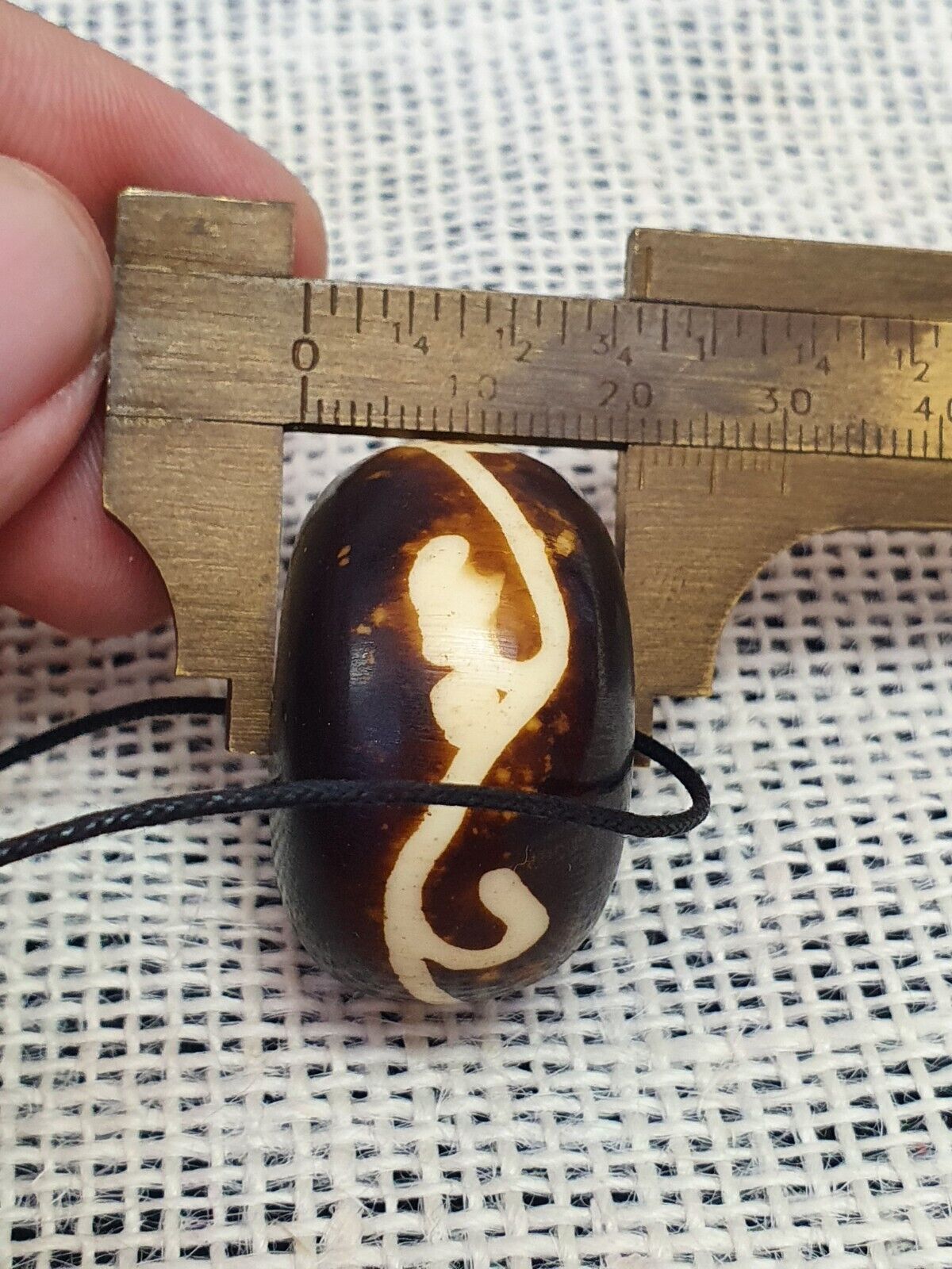 Vintage afrikanische Stammes-Perle aus gefärbtem Knochen, große Perle, perfekter Zustand, 34 x 21 mm