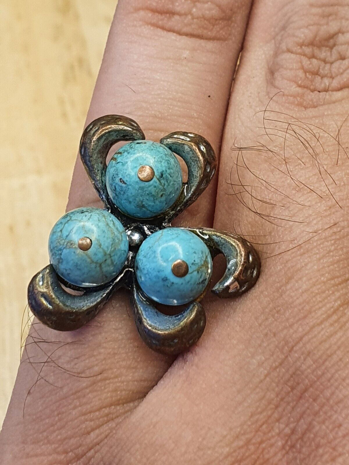 Antiker nahöstlicher Ring mit 3 türkisfarbenen Mittelsteinen aus der Ottaman Empire-Ära