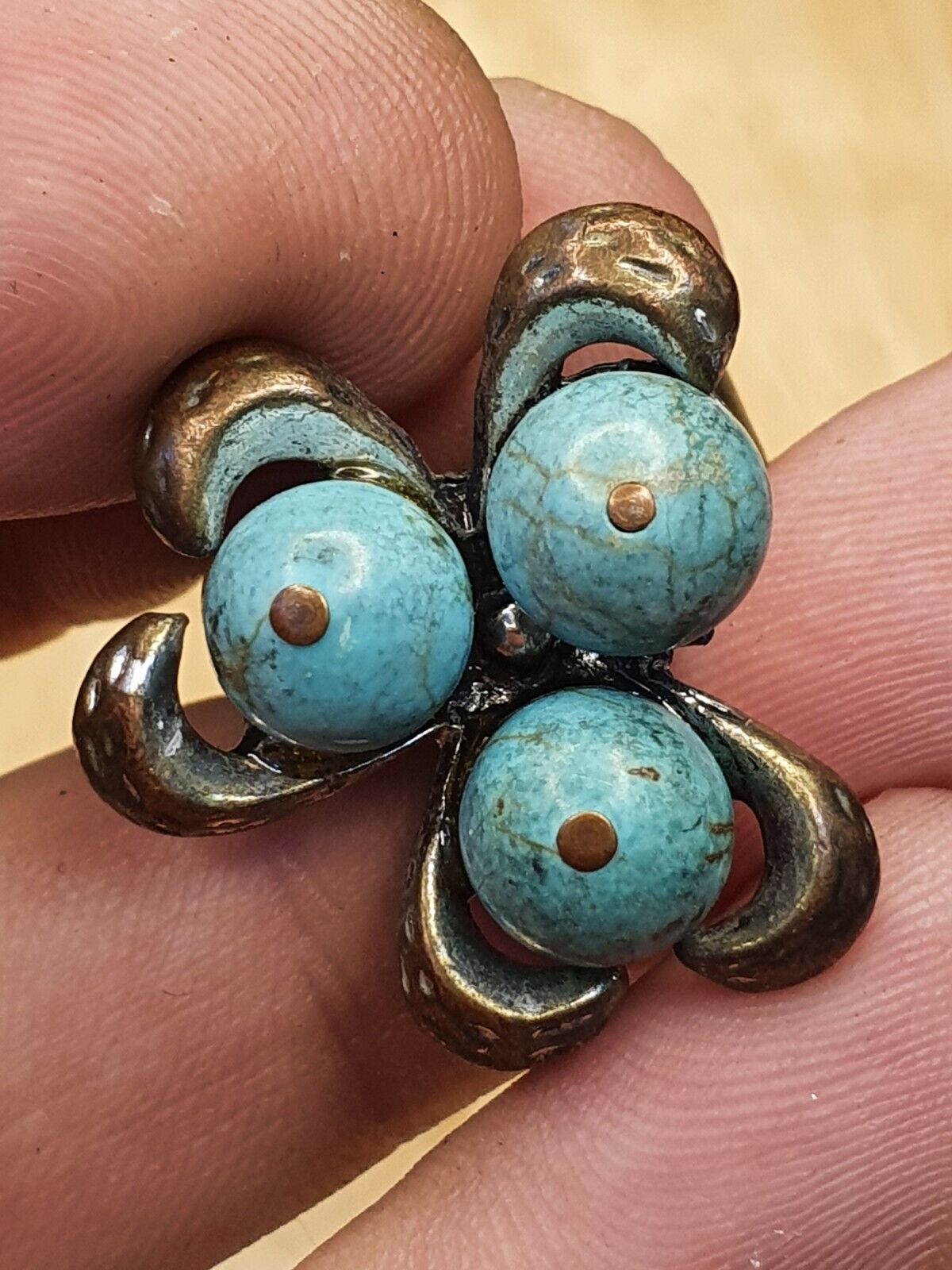 Antiker nahöstlicher Ring mit 3 türkisfarbenen Mittelsteinen aus der Ottaman Empire-Ära