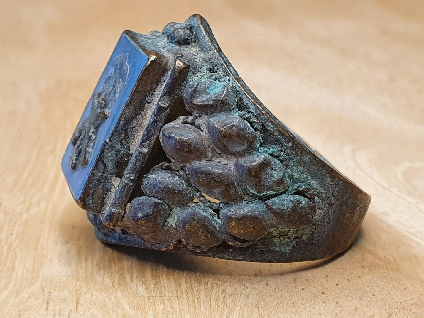 Antiker nahöstlicher Ring mit Achat-Mittelstein aus der Empire-Ära