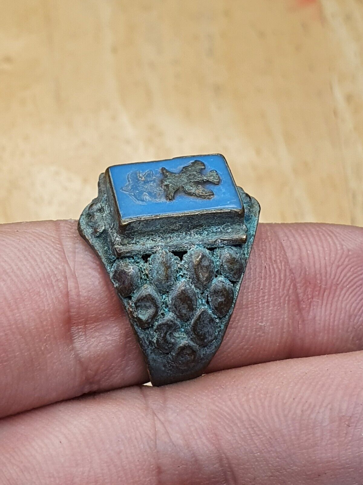 Antiker nahöstlicher Ring mit Achat-Mittelstein aus der Empire-Ära