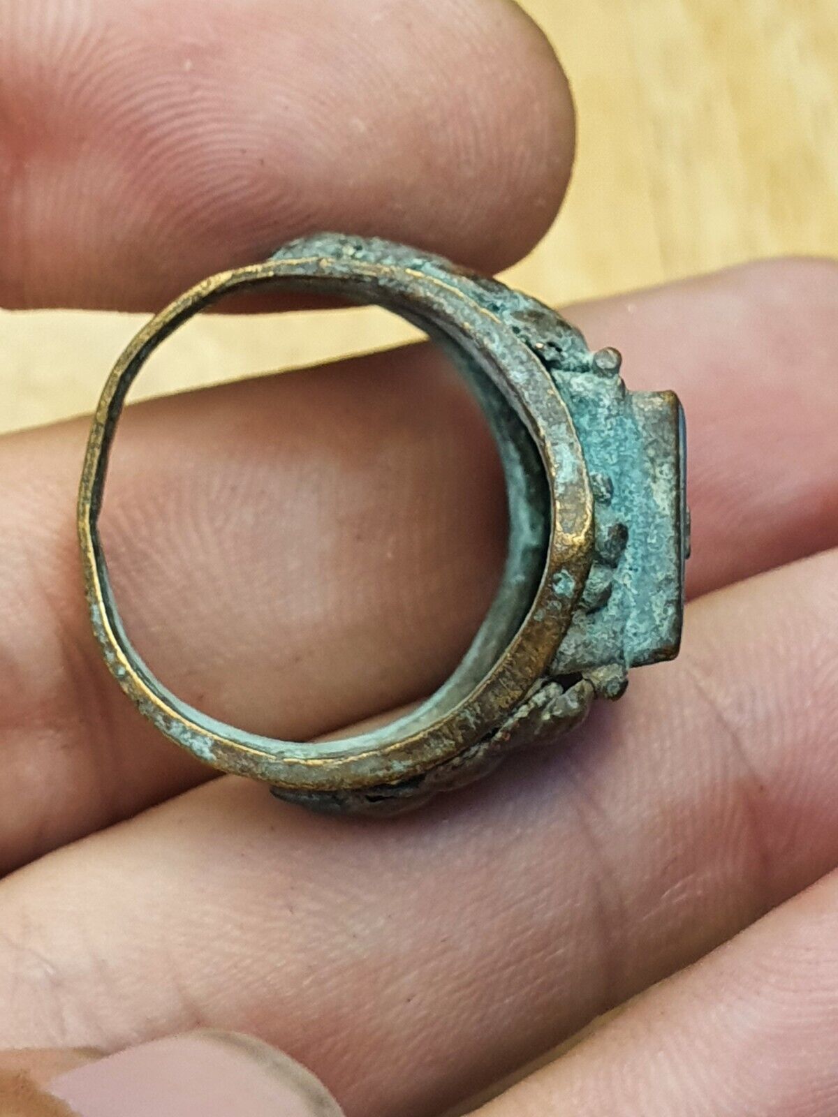 Antiker nahöstlicher Ring mit Achat-Mittelstein aus der Empire-Ära