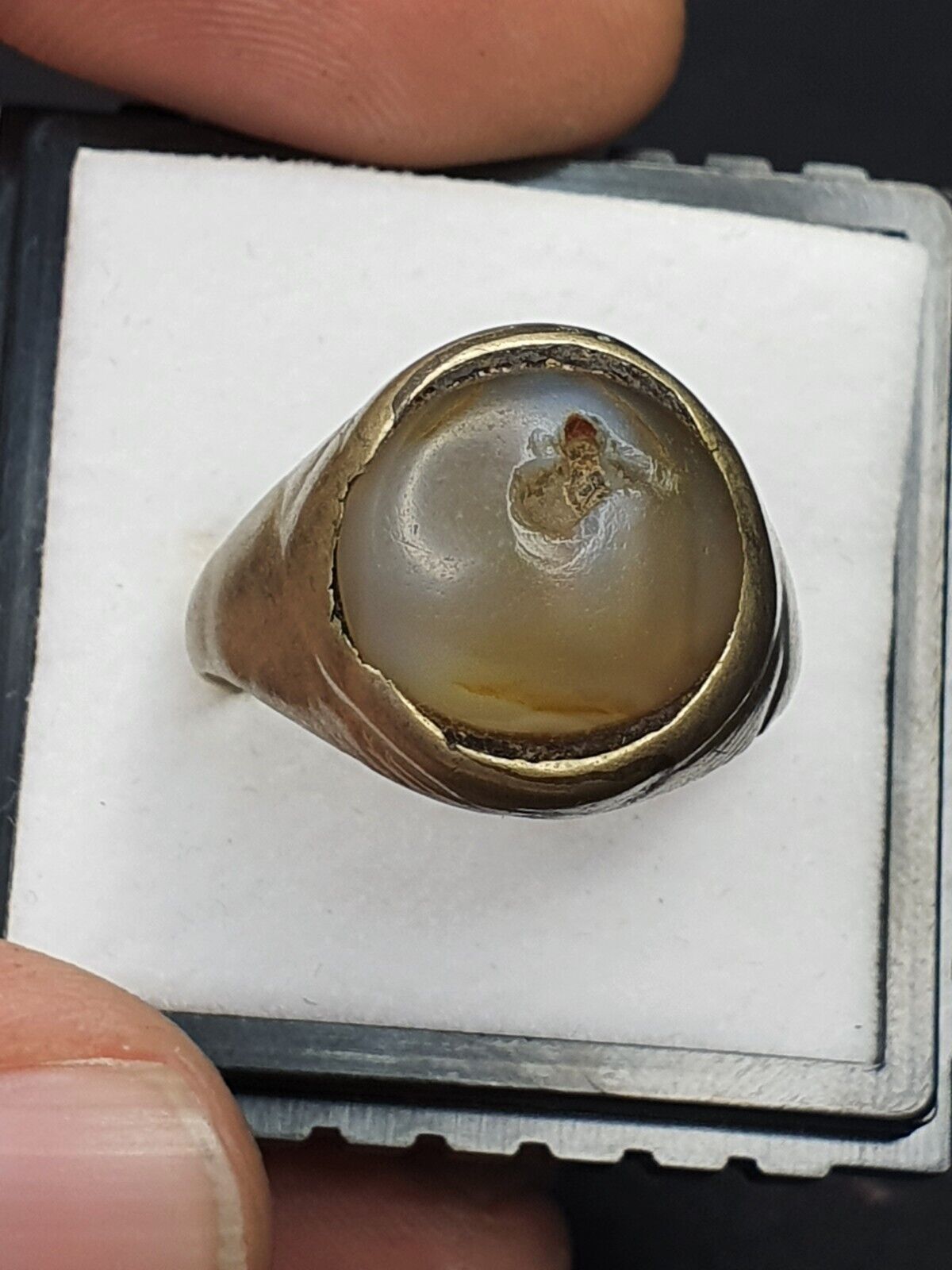Antiker nahöstlicher altsilberner Messing-Bronze-Ring mit antikem Achat-Steinring