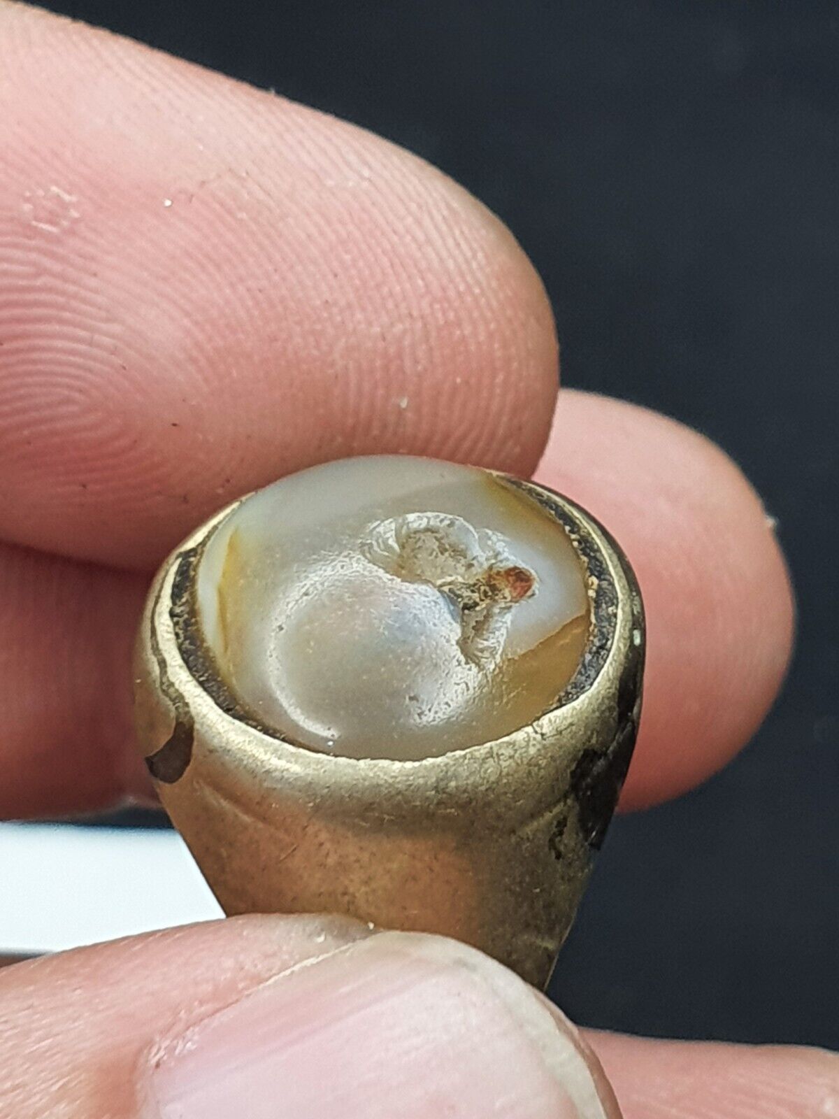 Antiker nahöstlicher altsilberner Messing-Bronze-Ring mit antikem Achat-Steinring