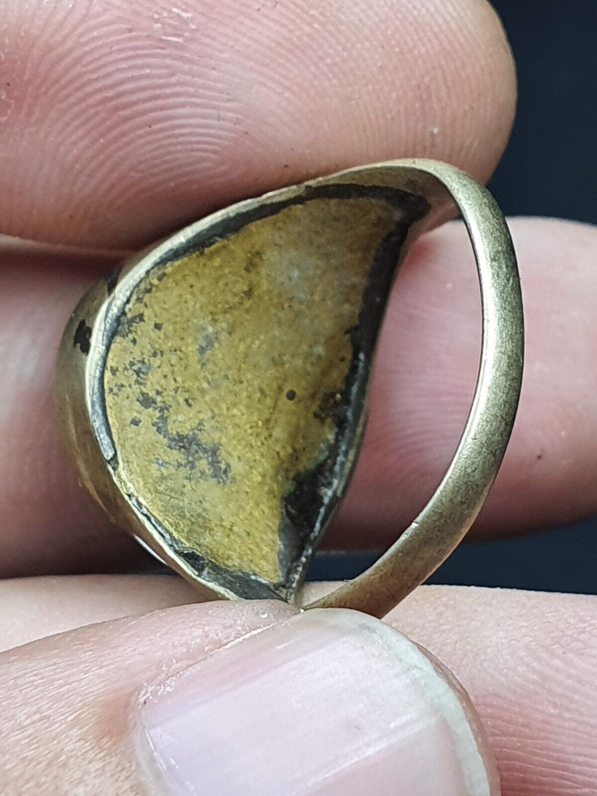 Antiker nahöstlicher altsilberner Messing-Bronze-Ring mit antikem Achat-Steinring