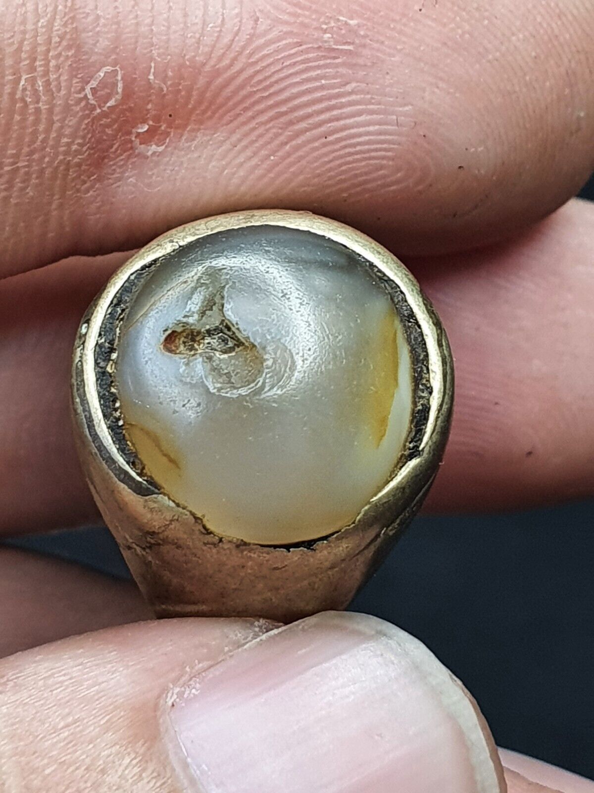 Antiker nahöstlicher altsilberner Messing-Bronze-Ring mit antikem Achat-Steinring