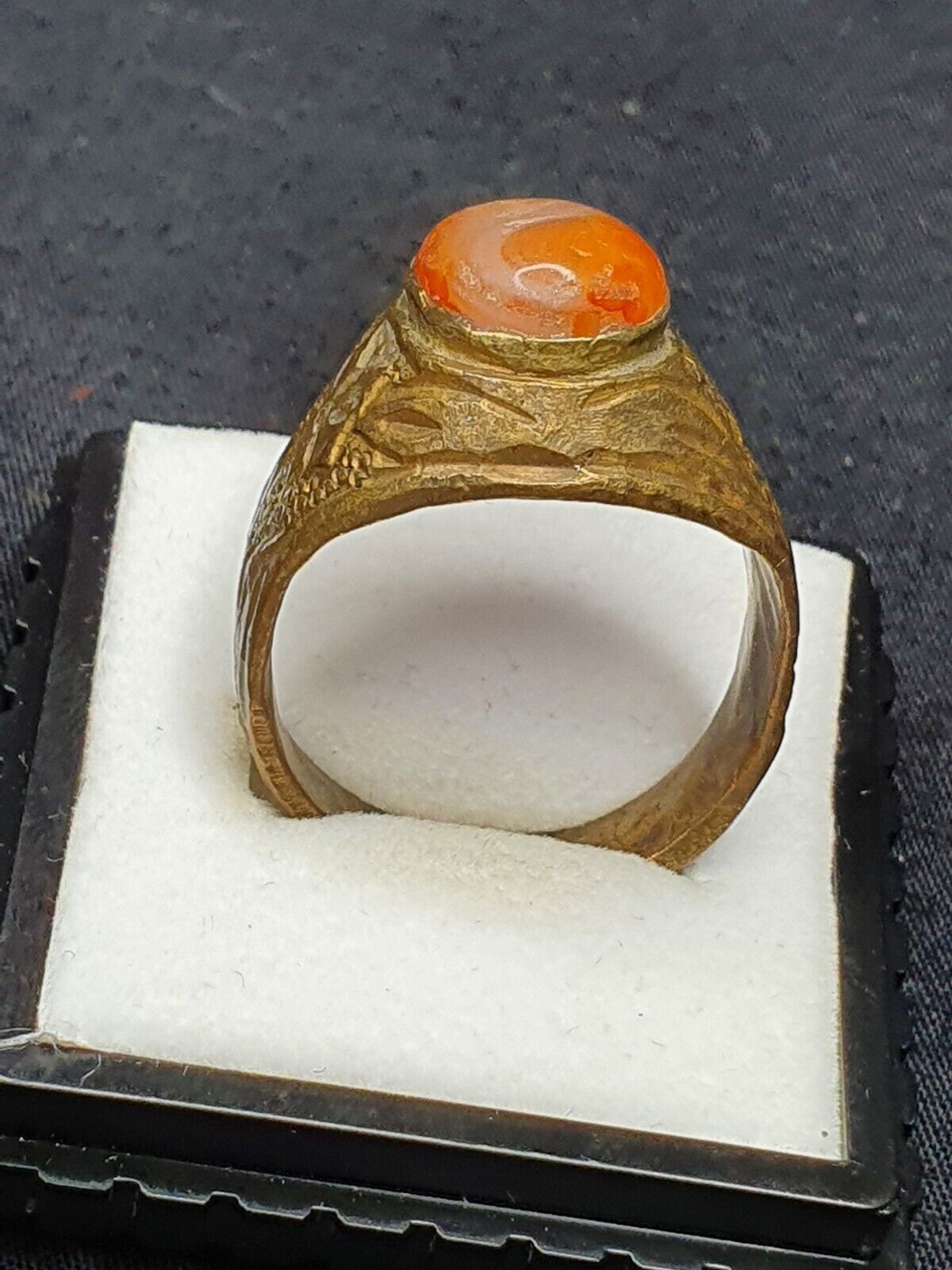 Antiker nahöstlicher altsilberner Messing-Bronze-Ring mit antikem Achat-Steinring