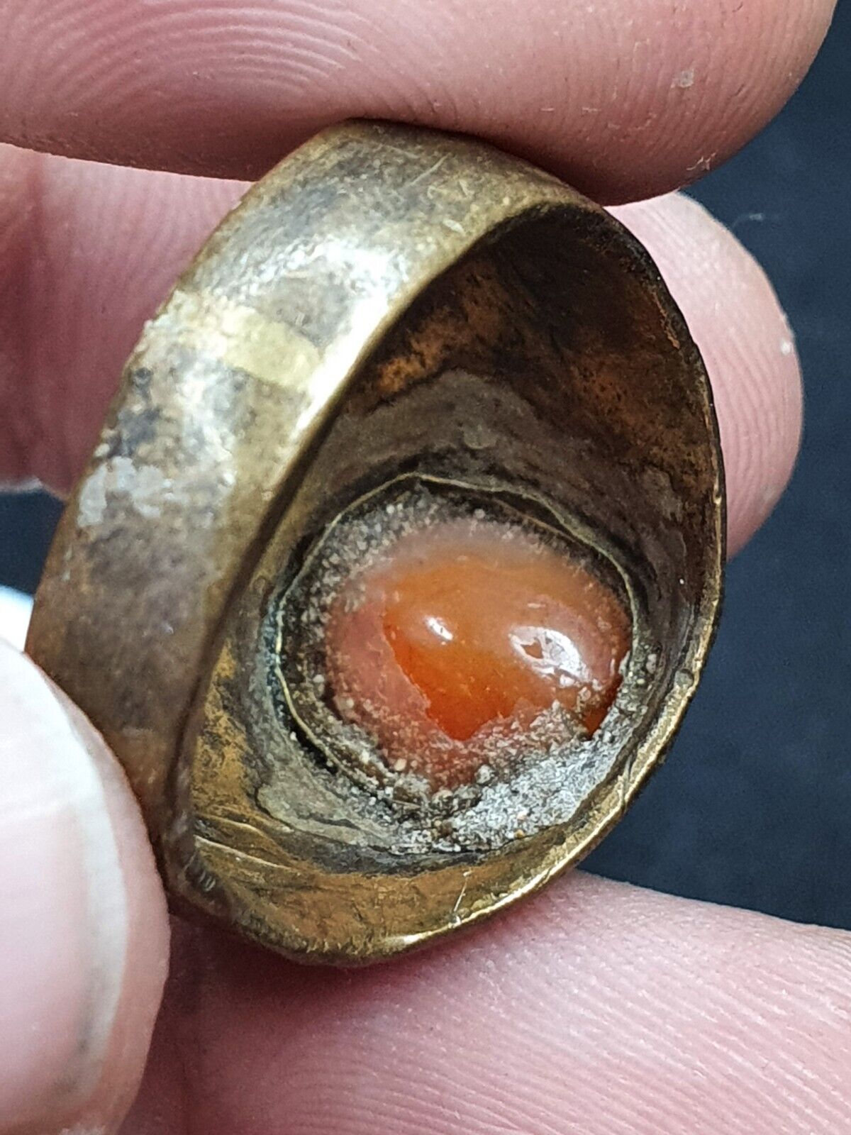 Antiker nahöstlicher altsilberner Messing-Bronze-Ring mit antikem Achat-Steinring