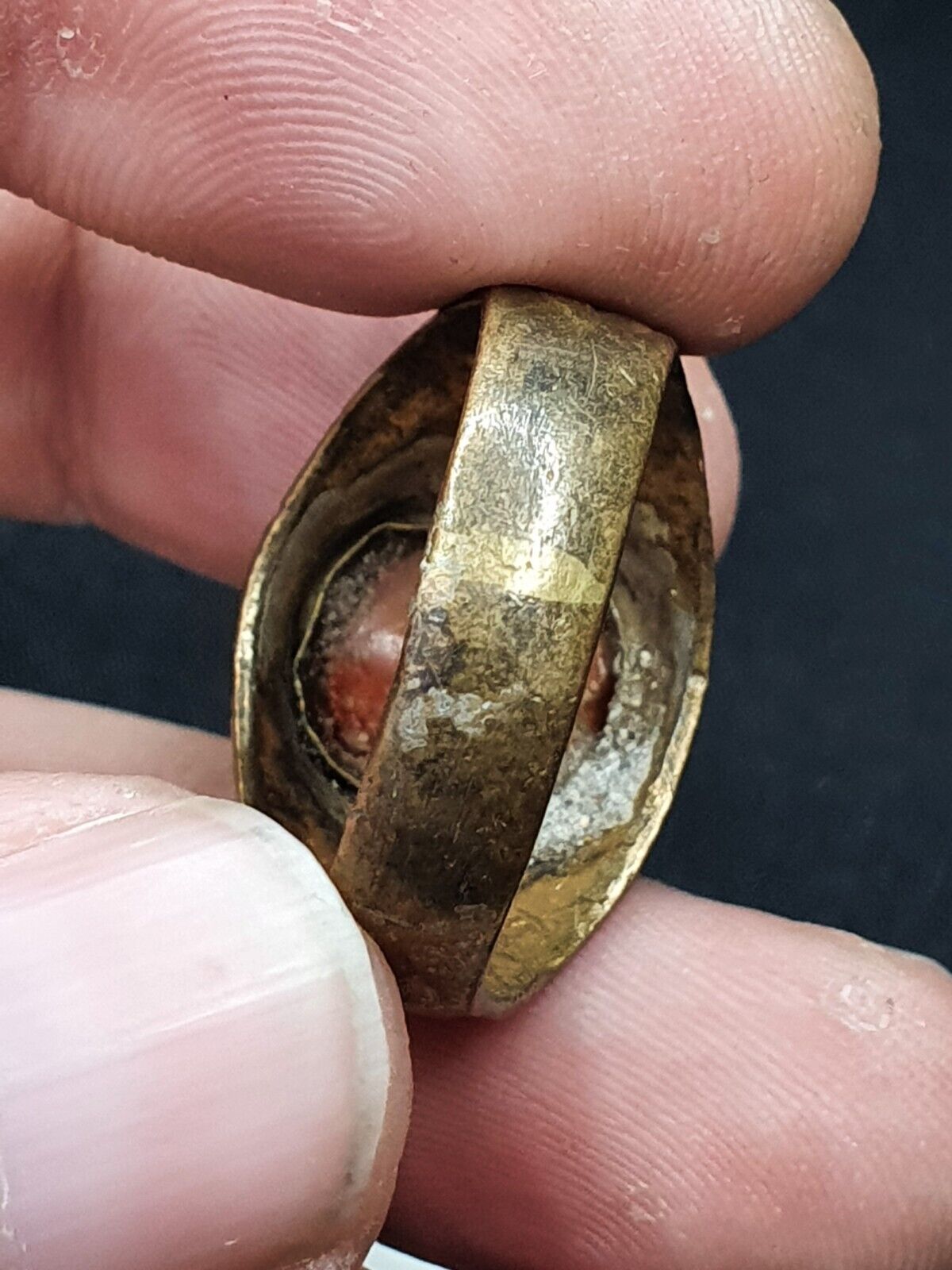Antiker nahöstlicher altsilberner Messing-Bronze-Ring mit antikem Achat-Steinring