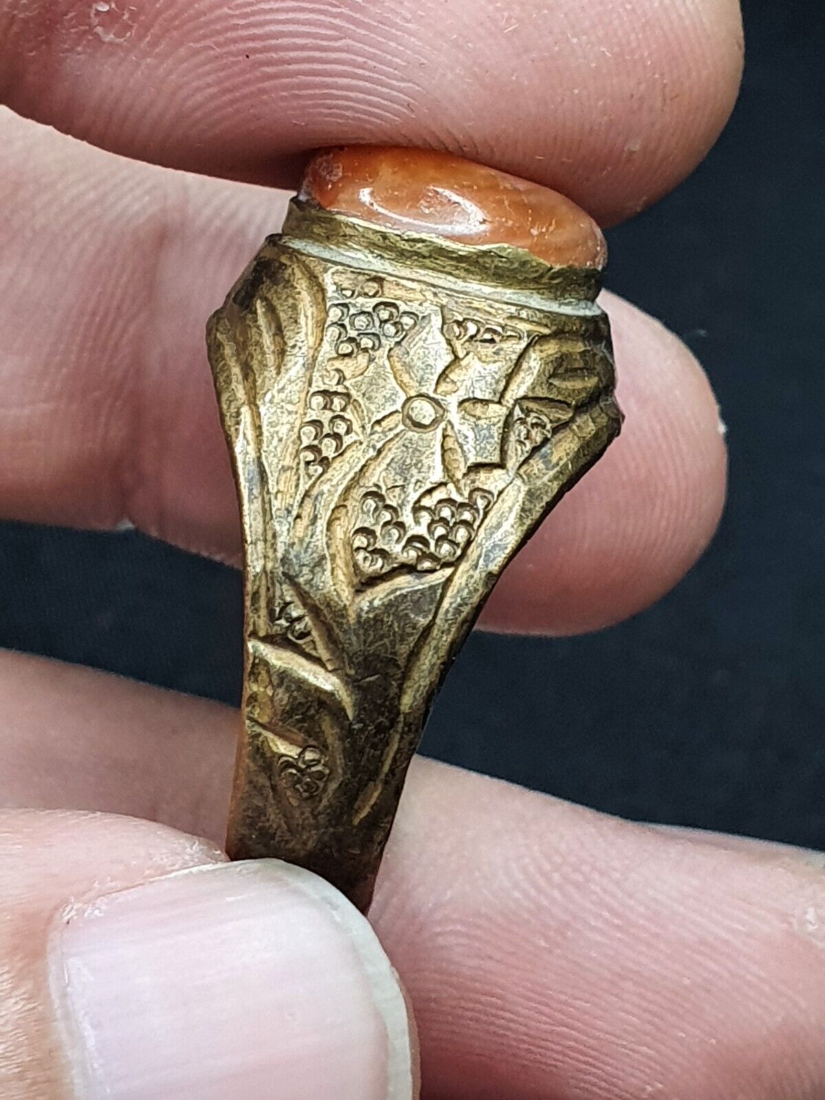 Antiker nahöstlicher altsilberner Messing-Bronze-Ring mit antikem Achat-Steinring