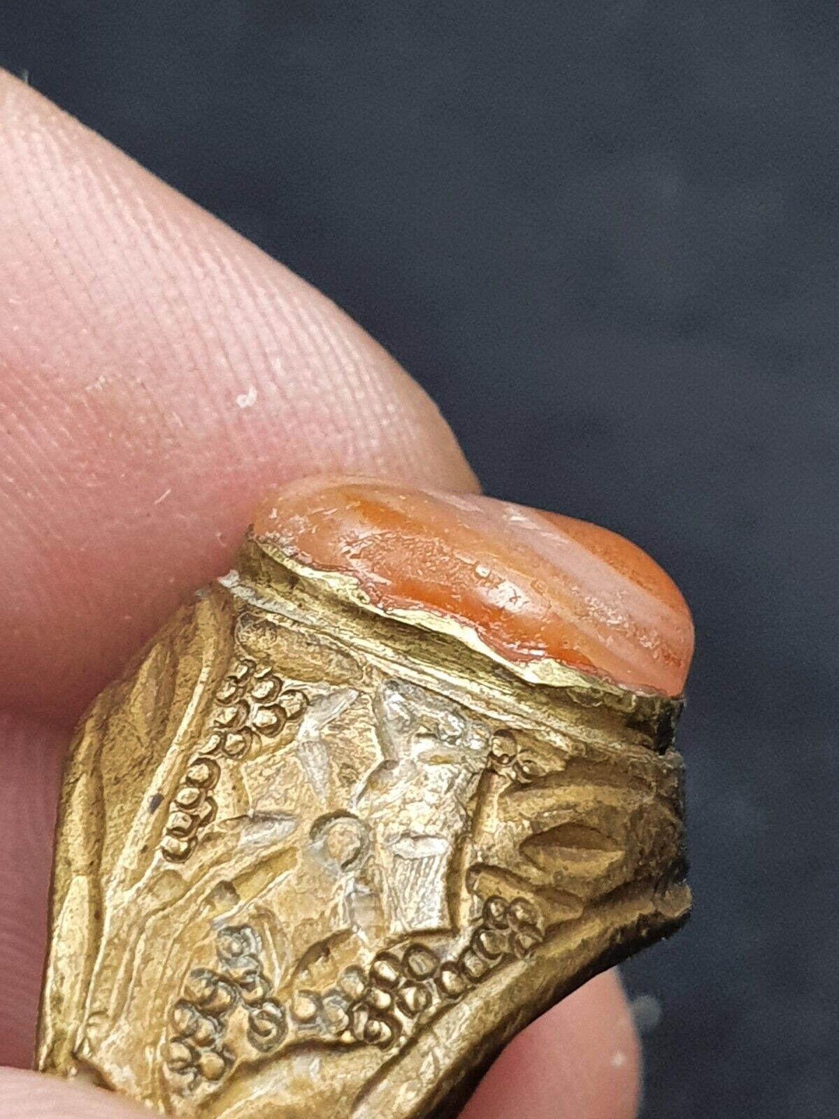 Antiker nahöstlicher altsilberner Messing-Bronze-Ring mit antikem Achat-Steinring