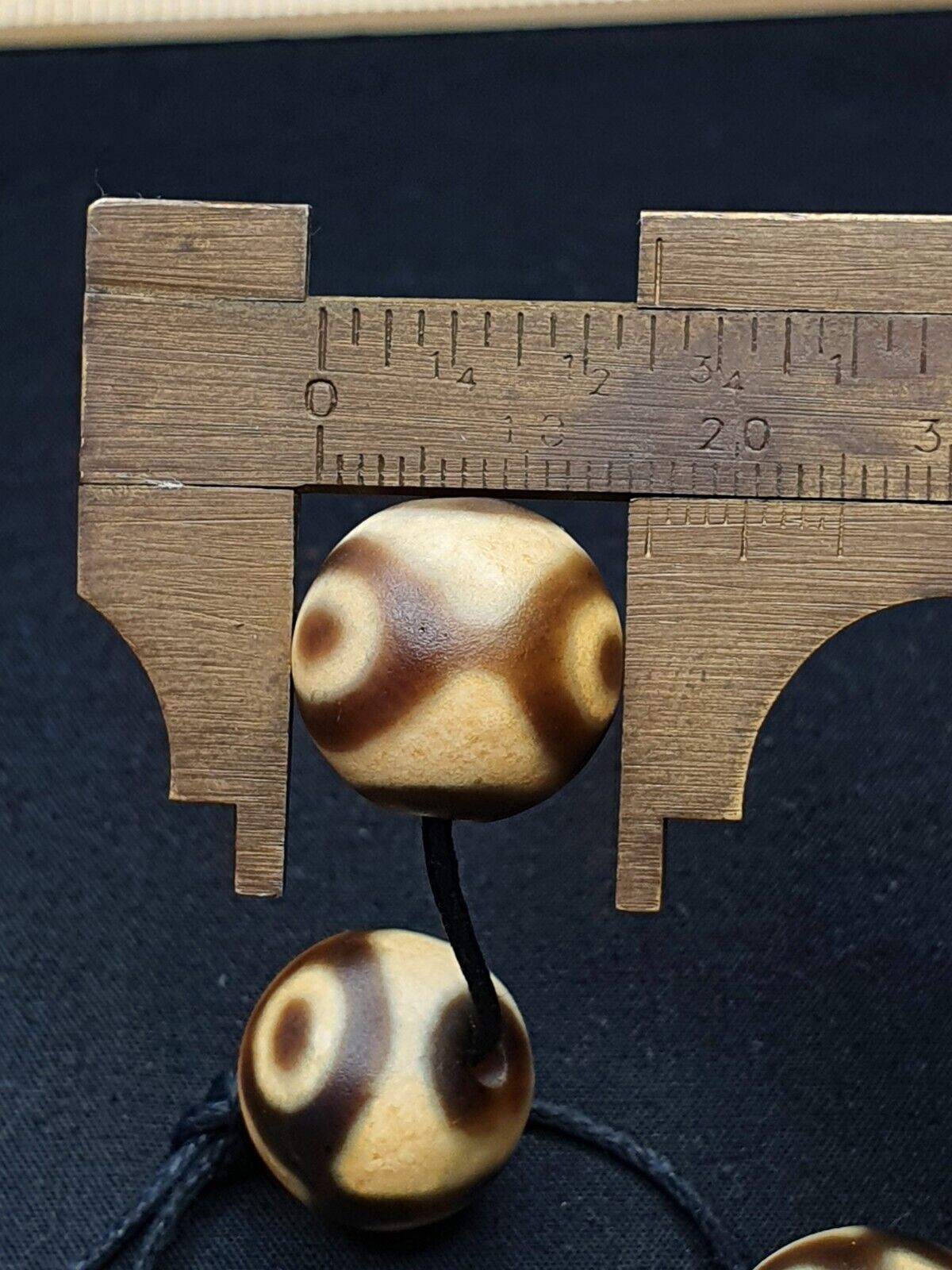 5 pcs Old Antique Himalayan Indo Tibetan rare Patterns Eyes Dzi Amulet  Bead