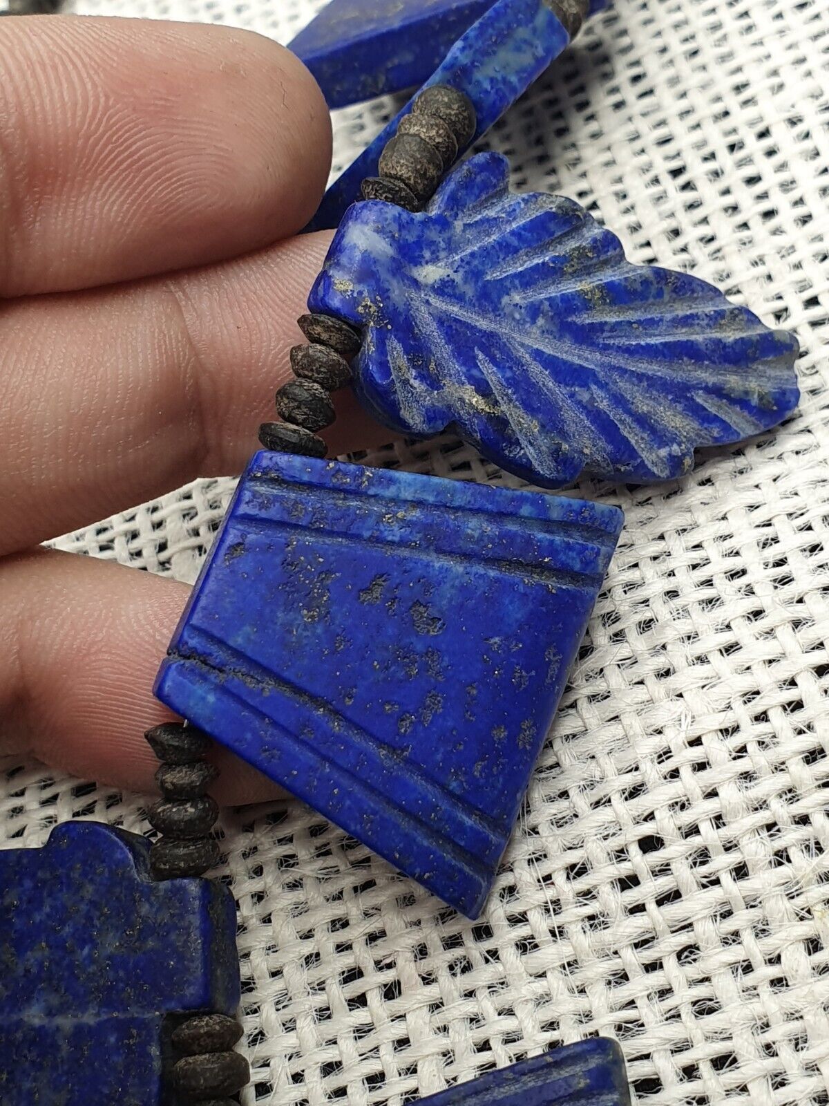 Antike Vintage alte Lapislazuli Schnitzerei Blatt Amulett Halskette seltene Anhänger