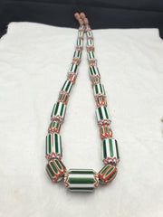 Vintage venezianisch inspirierte Handelsperlen, altgrüne Glas-Chevron-Perlen, langer Strang