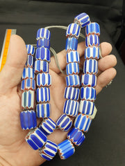 Vintage venezianisch inspirierte Handelsperlen, altblaue Glas-Chevron-Perlen, langer Strang